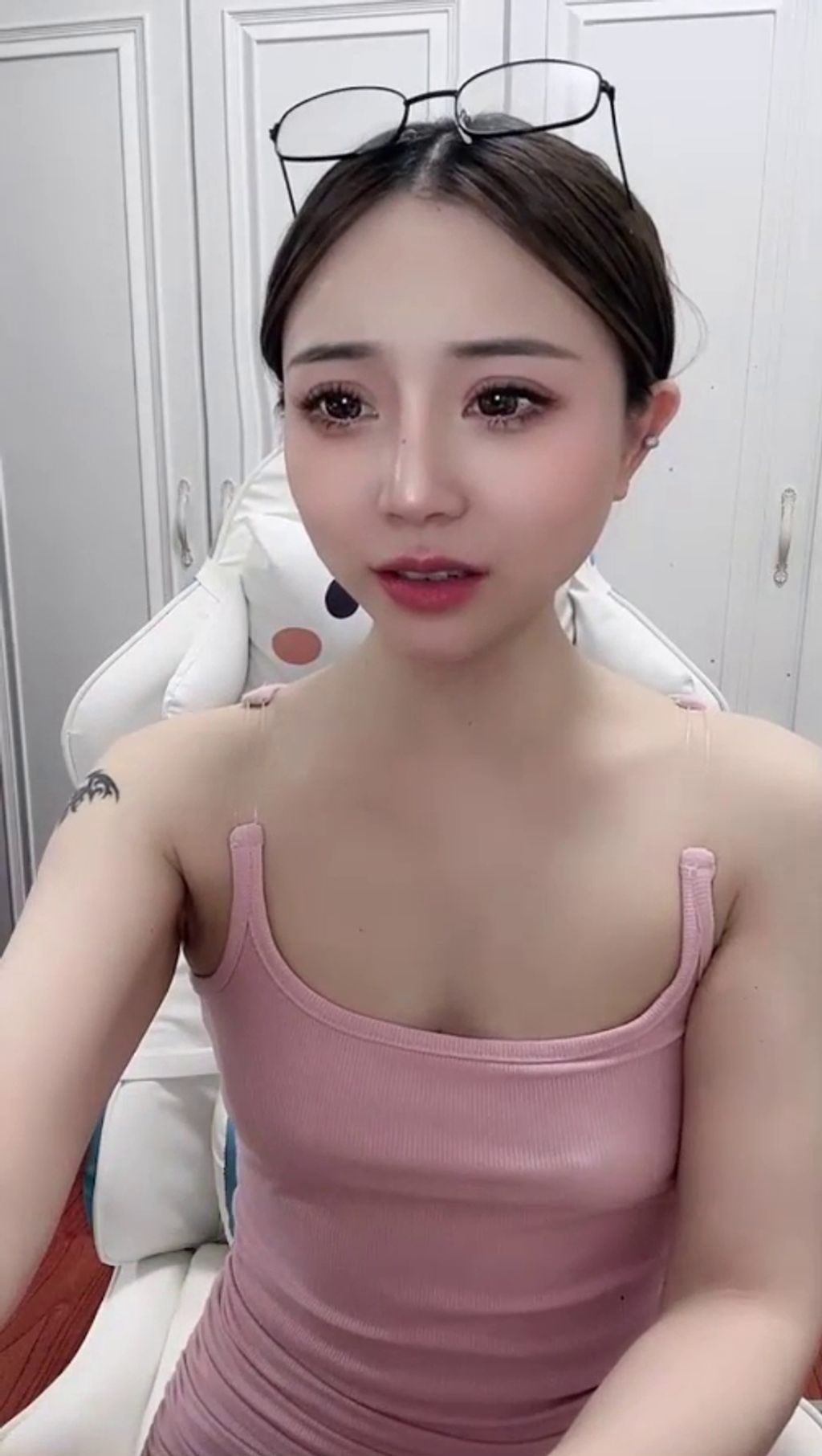小吖宝： 新到货御姐主播 全尺度诱惑私拍