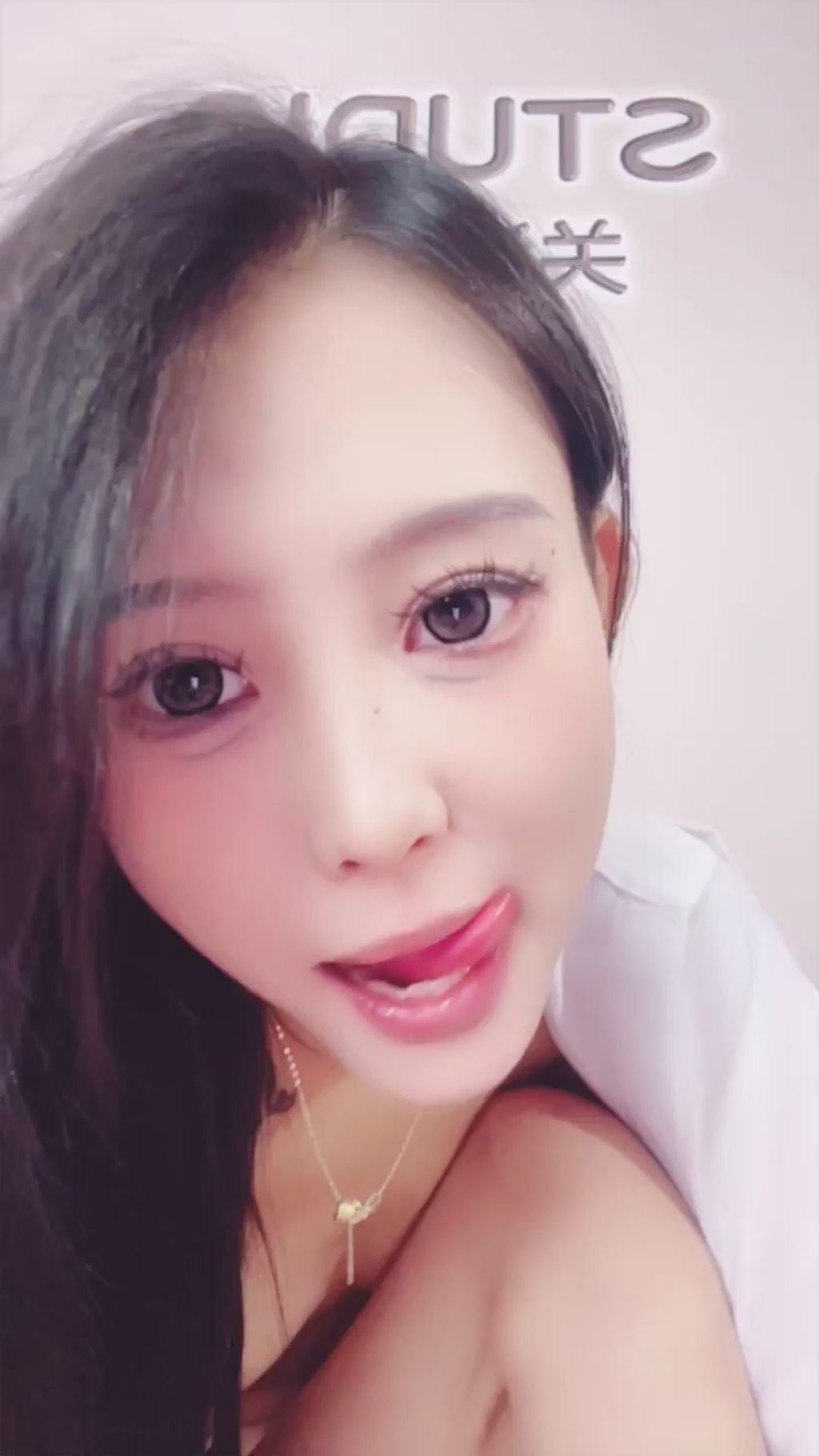 19水嫩： 黑丝女神 高跟女仆装