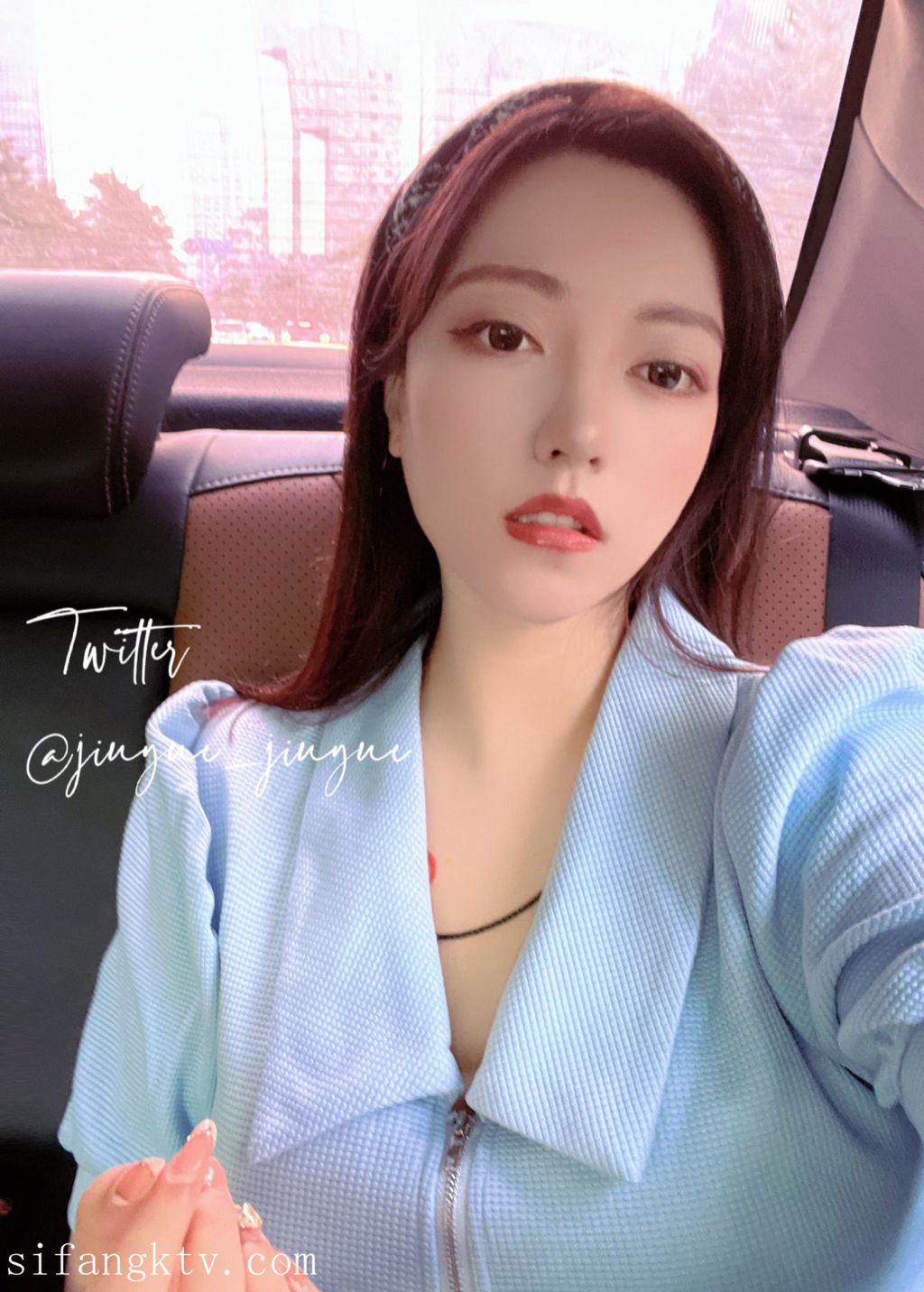 酒月： 极品巨乳 人前露出私拍