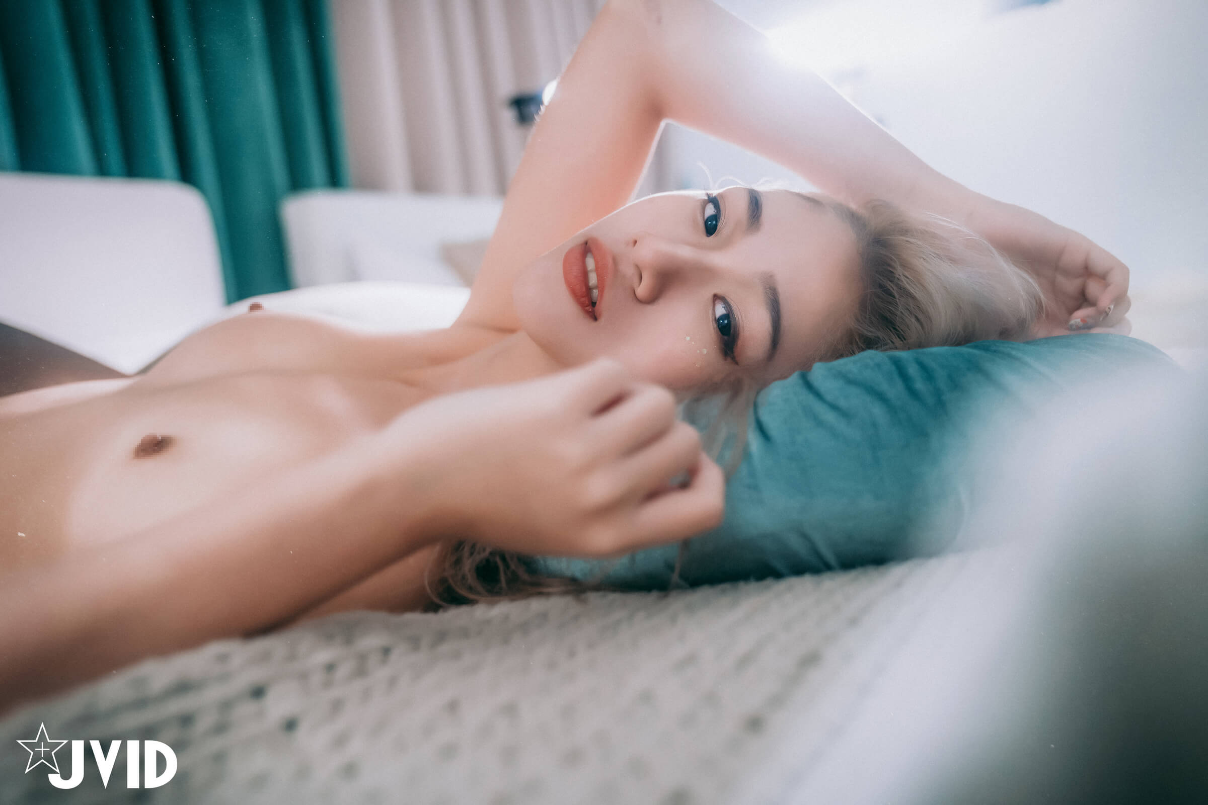 [JVID] Verna – 借宿友人家-自己脱光光自摸爱抚-最后被友人掰开腿