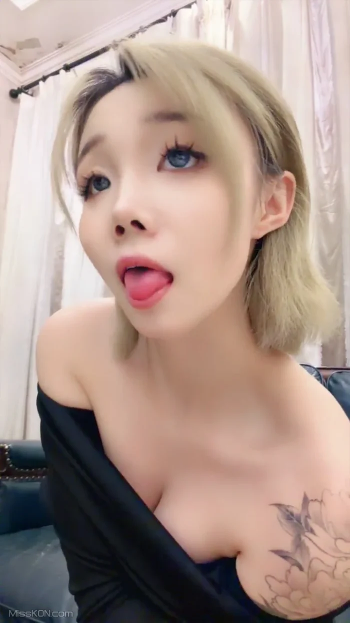迷糊桃: 刚成年的精神小妹被大叔带回家 为了直播也是拼了 4 迷糊桃: 刚成年的精神小妹被大叔带回家 为了直播也是拼了