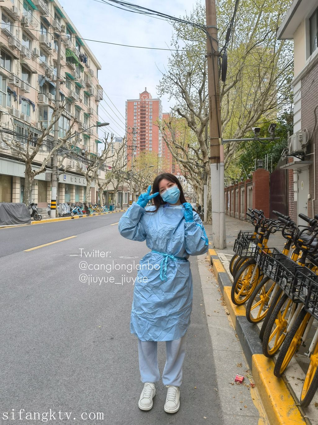 酒月： 极品巨乳 人前露出私拍