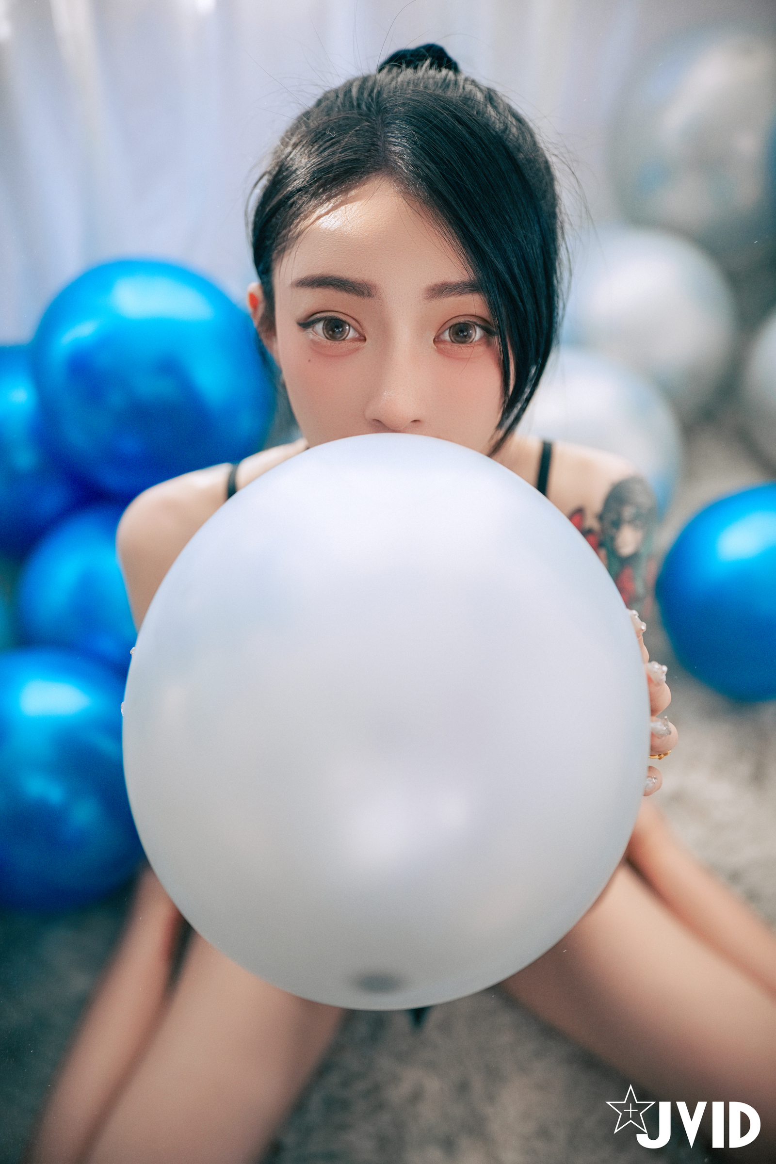 [JVID] 飄飄哥 – 【最狂尺度生日特輯／極細丁無膚膠】色色の裸體生日趴－飄飄慶生被脫光光塗抹奶油超細線丁無膚膠擠出誘人駱駝蹄屁股翹高背後位視角超色慾超誘人裸體奶油慶生影片熱映中