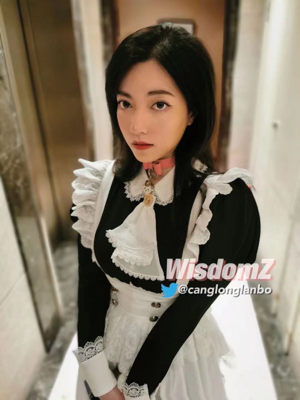 酒月： 极品巨乳 人前露出私拍