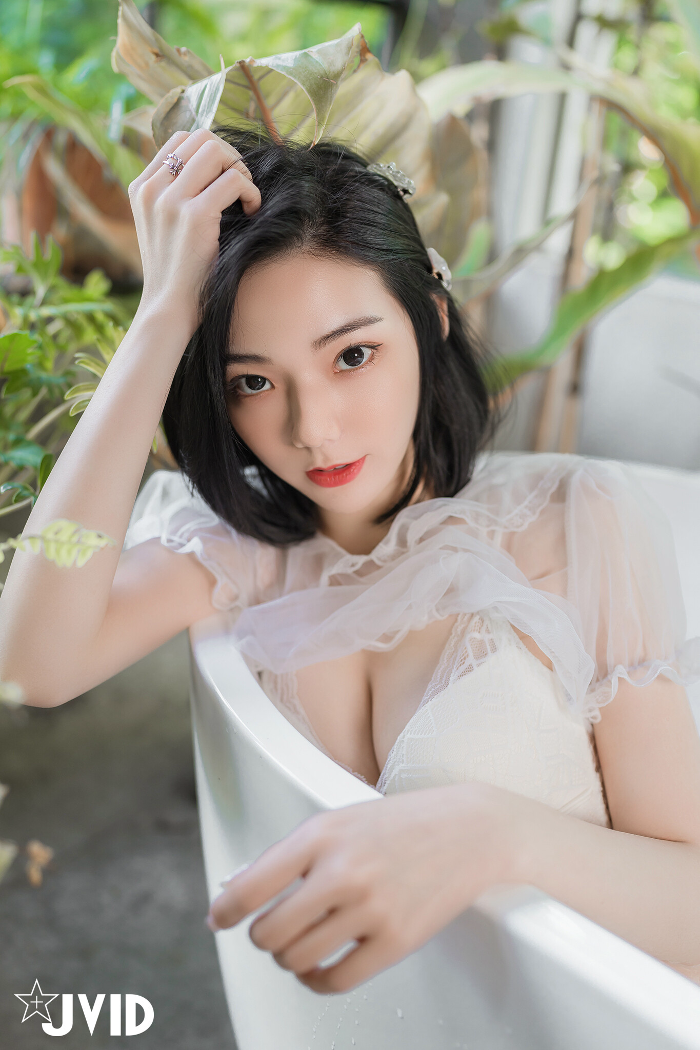 [JVID] 啾啾 – 誤闖莊園窺探心儀女神～啾啾 🛀 ～入浴反被誘惑勾引