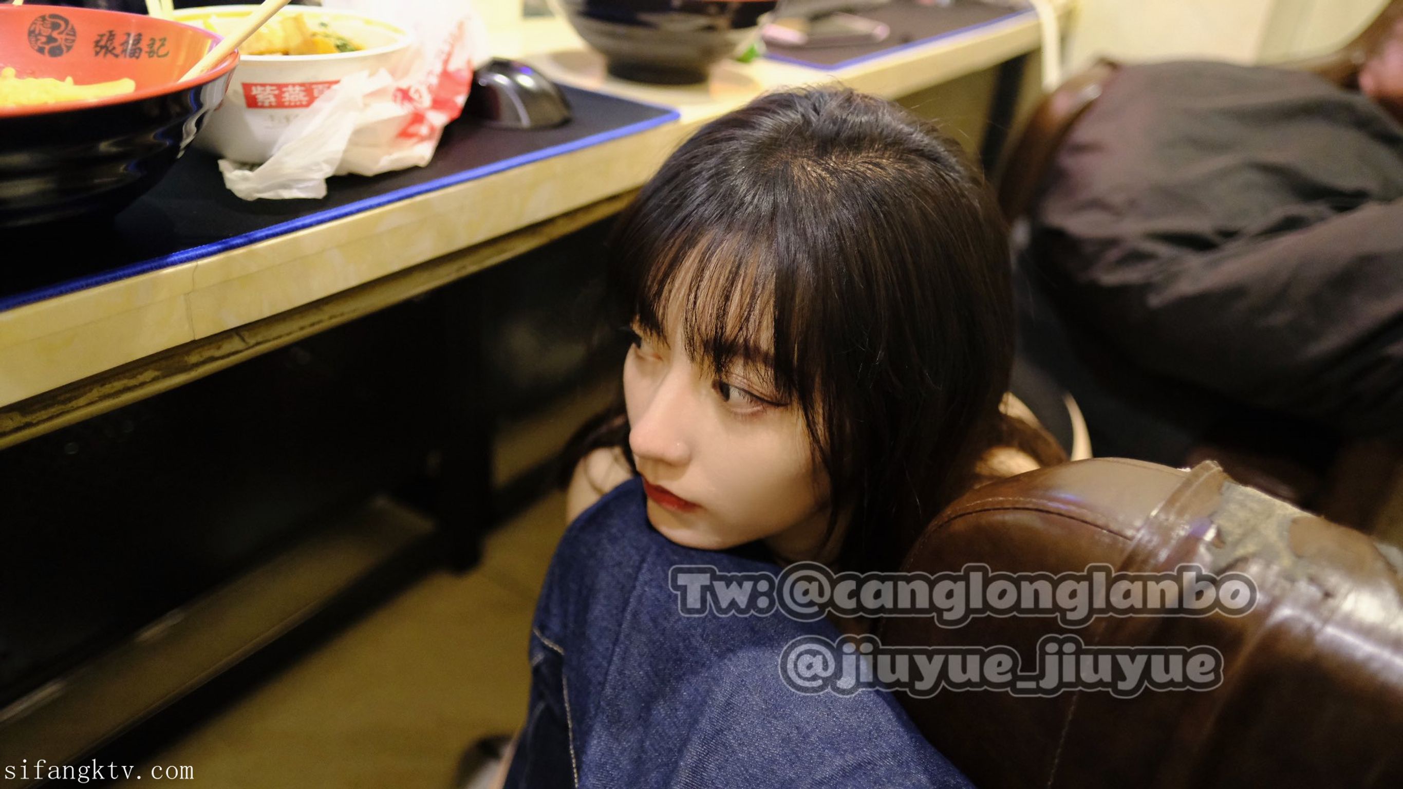酒月： 极品巨乳 人前露出私拍