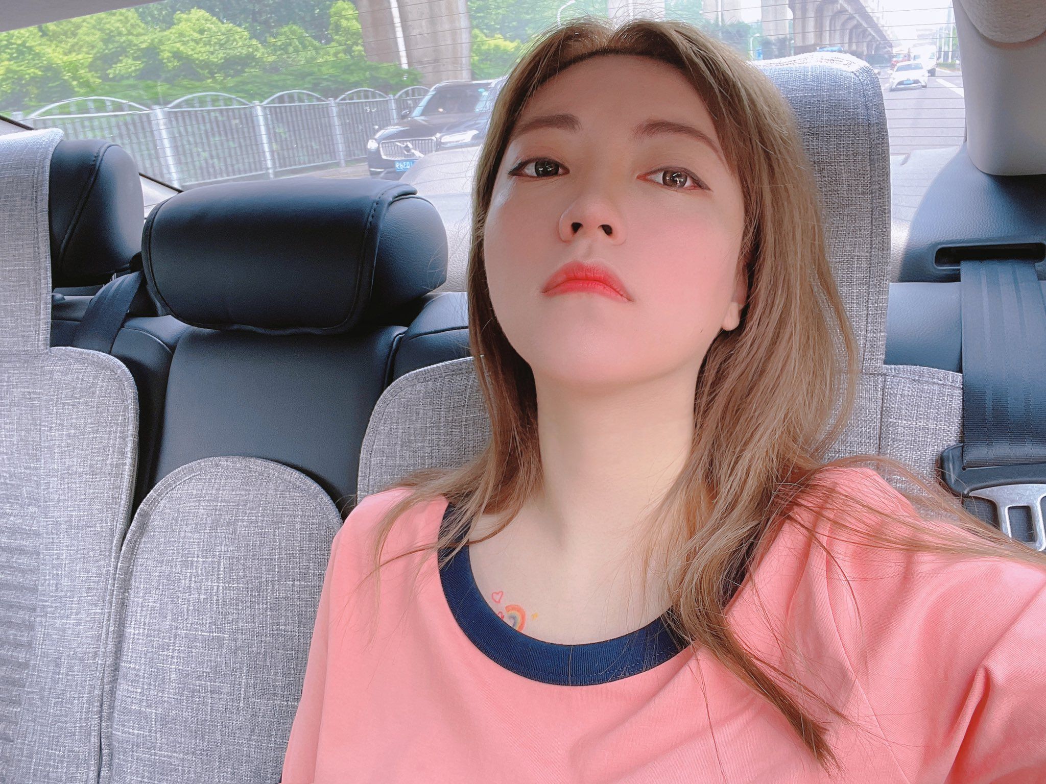 酒月： 极品巨乳 人前露出私拍