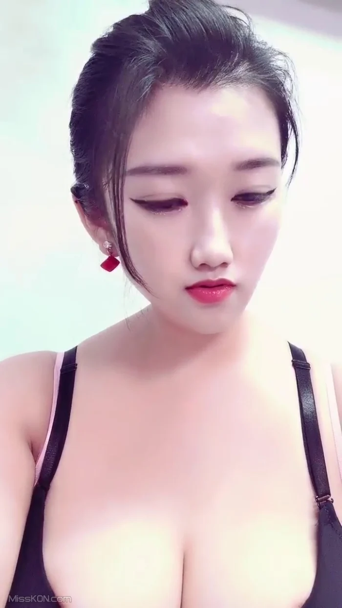 诗诗很大的: 新人巨乳美少女下海 8 诗诗很大的: 新人巨乳美少女下海