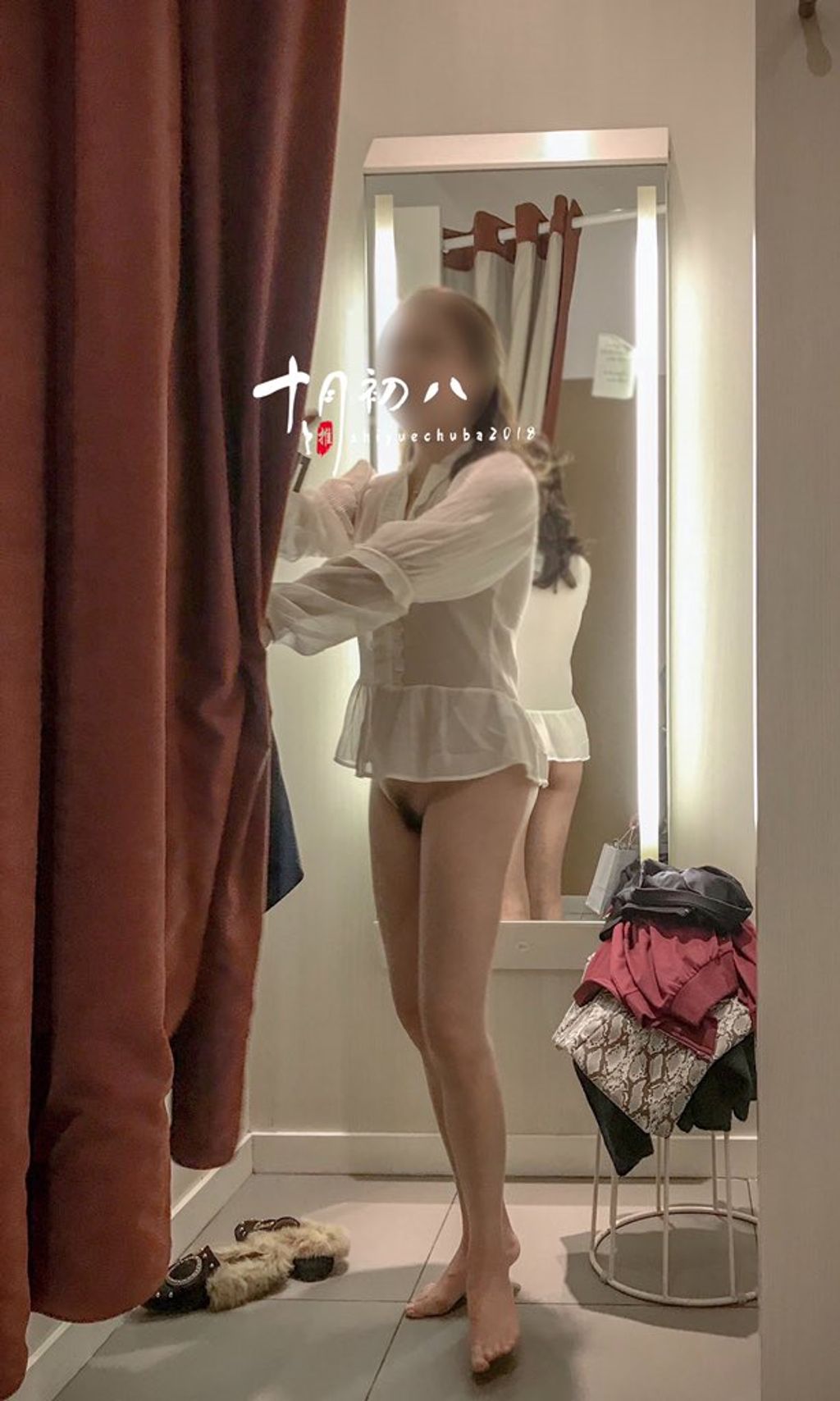 十月初八： 人前露出私拍合集