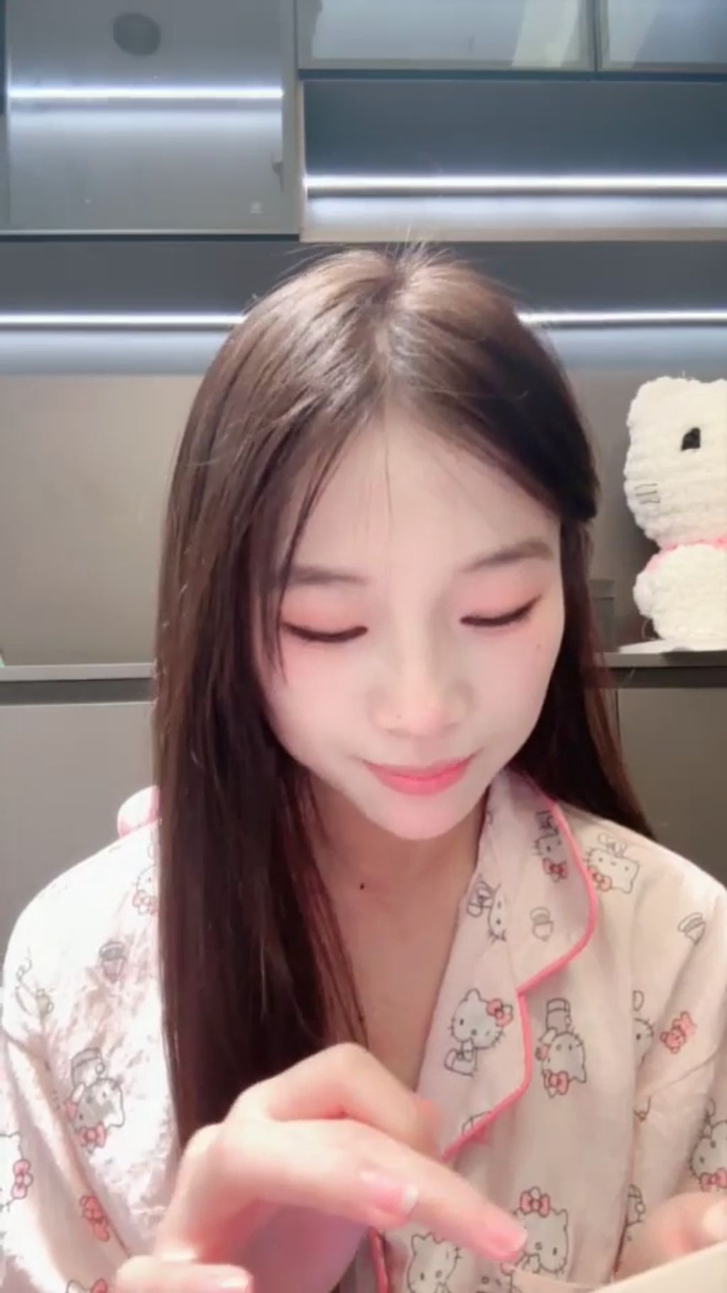 吧啦： 清纯少女下海 边跳边脱光光