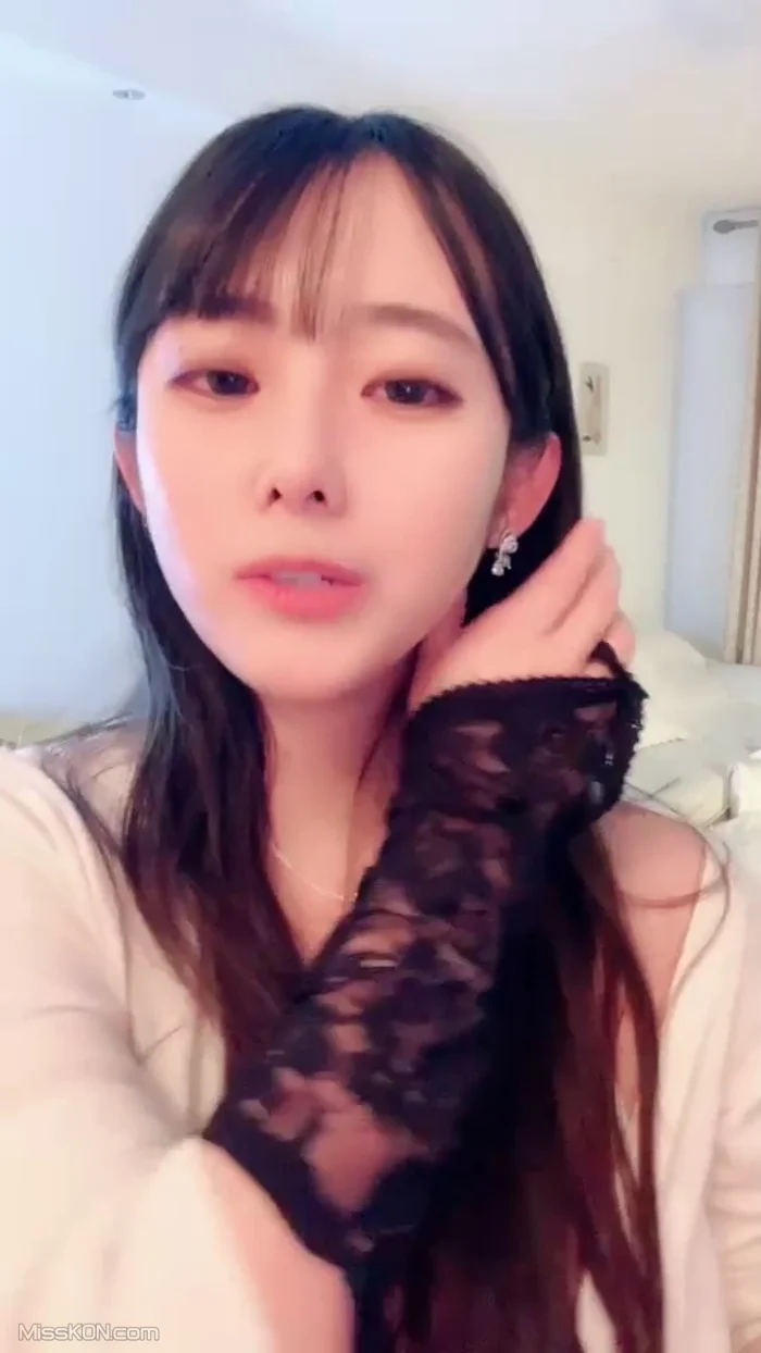 小灵儿： 丰满水嫩女神来袭 超大巨乳裸舞