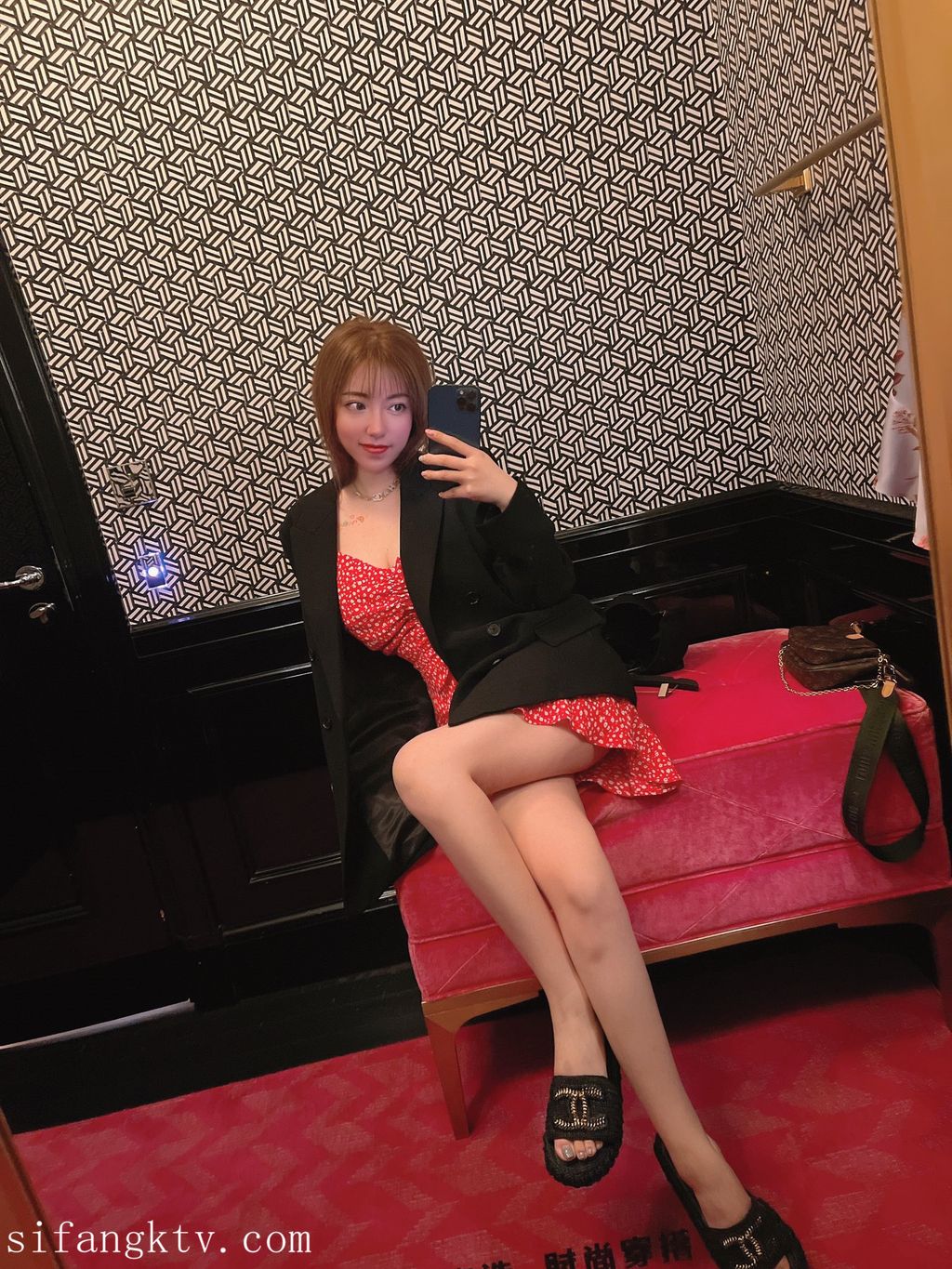 酒月： 极品巨乳 人前露出私拍