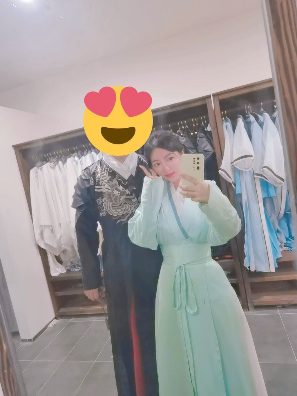 酒月： 极品巨乳 人前露出私拍