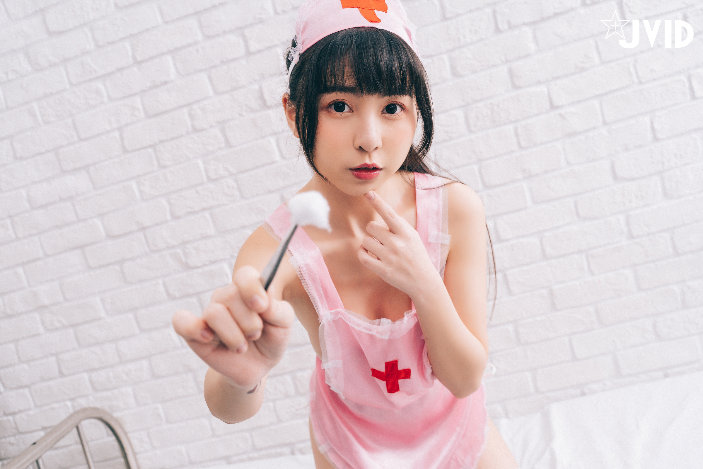[JVID] 月台尼Tiny – 讓情色巨乳護士用女上位幫你搖出來吧