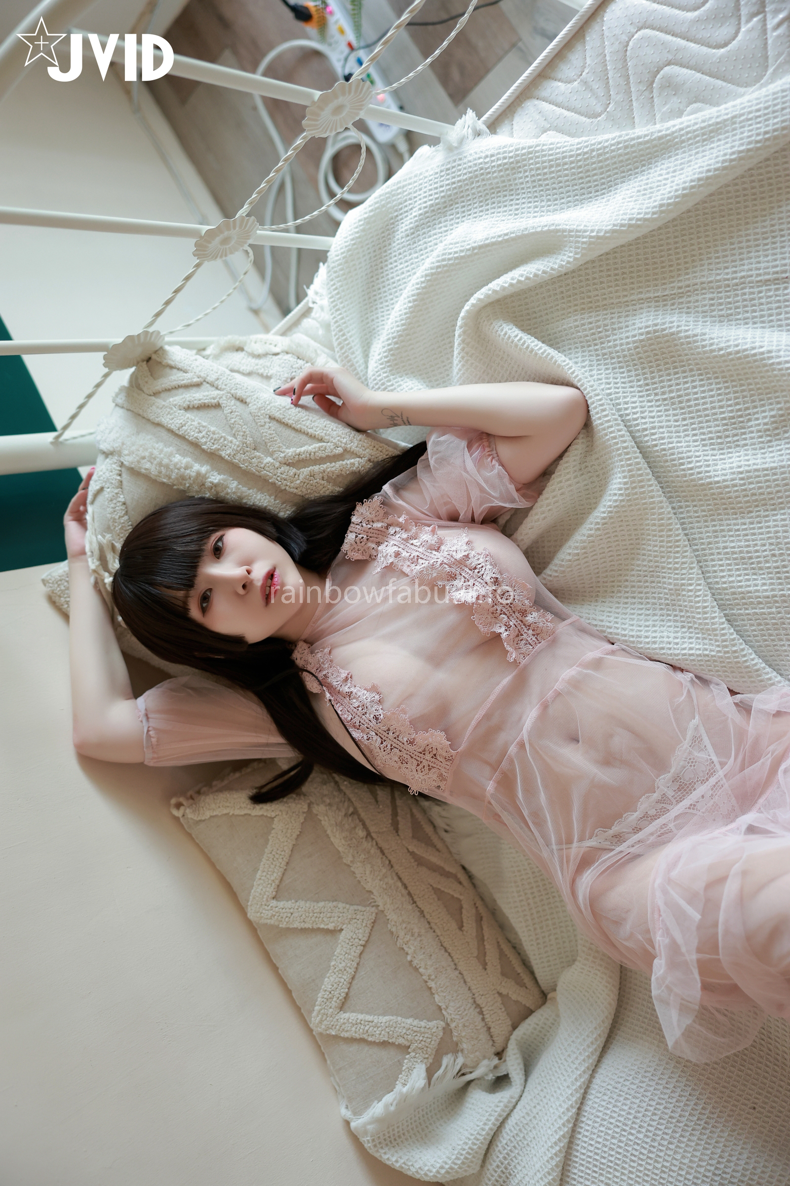 [JVID] 黎菲兒 – 菲兒在花叢中蹦出誘人巨乳彈出渾圓翹臀。極限邊緣的挑逗