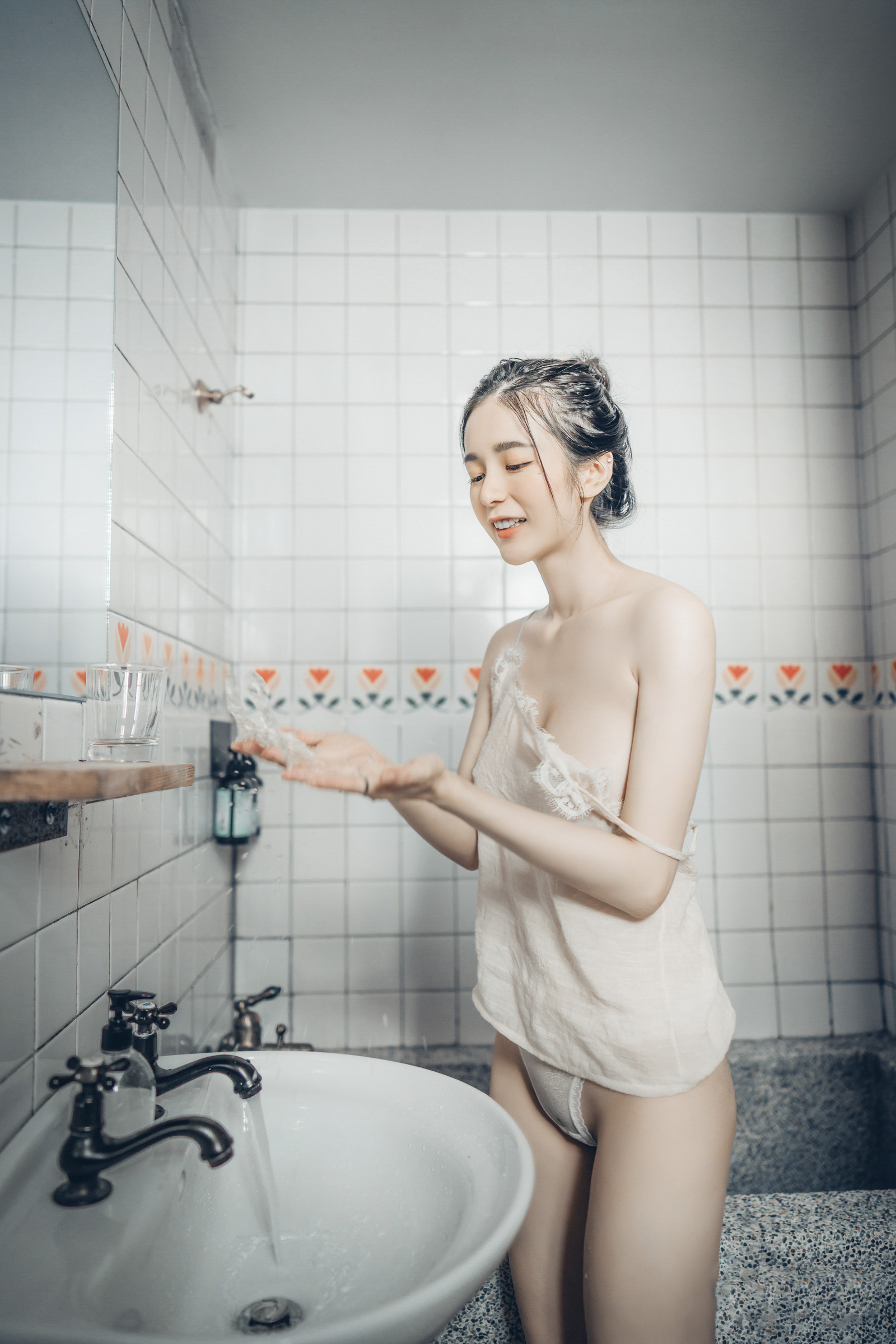[JVID] 辰辰 – 终于约到女神泡汤-浴巾一直掉-最后不穿了直接拍