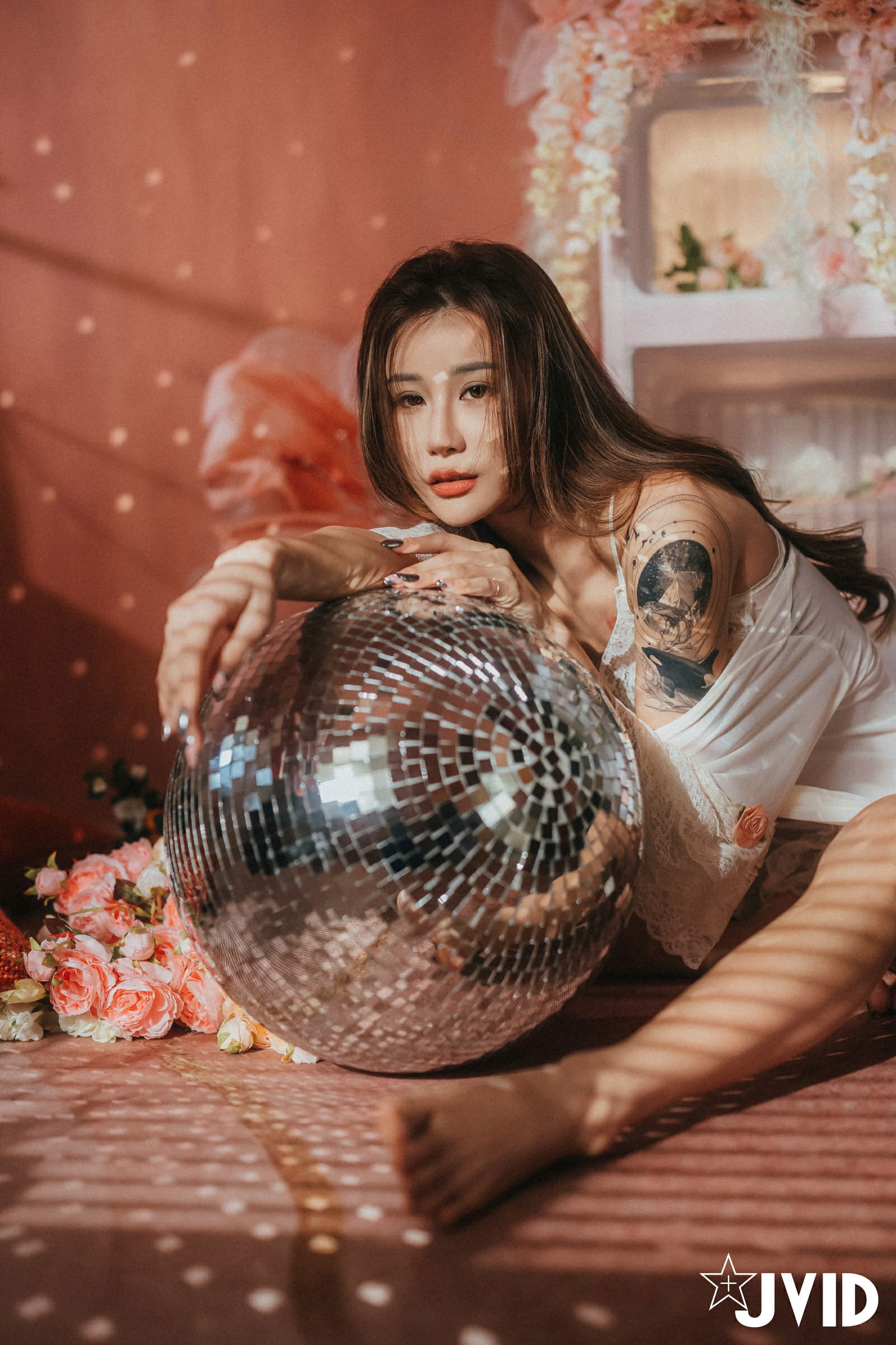 [JVID] Lara 雙囍 – 獨留的時光 與雙囍纏綿在浪漫花房的情緒與身體交流