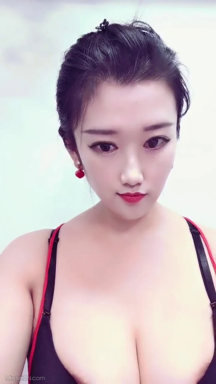 诗诗很大的: 新人巨乳美少女下海 9 诗诗很大的: 新人巨乳美少女下海