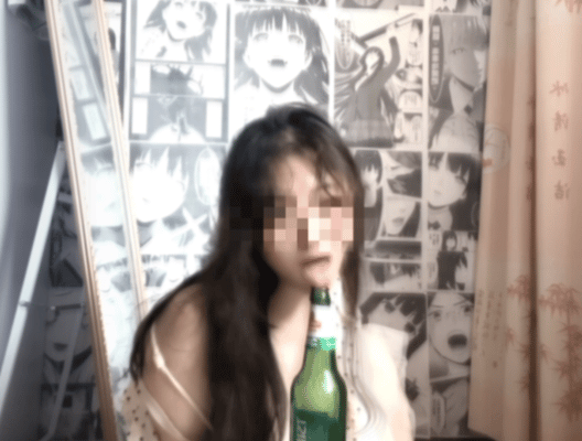 小坦克型女大学： 户外露出 漂亮学生妹私下极度反差 性瘾小母狗