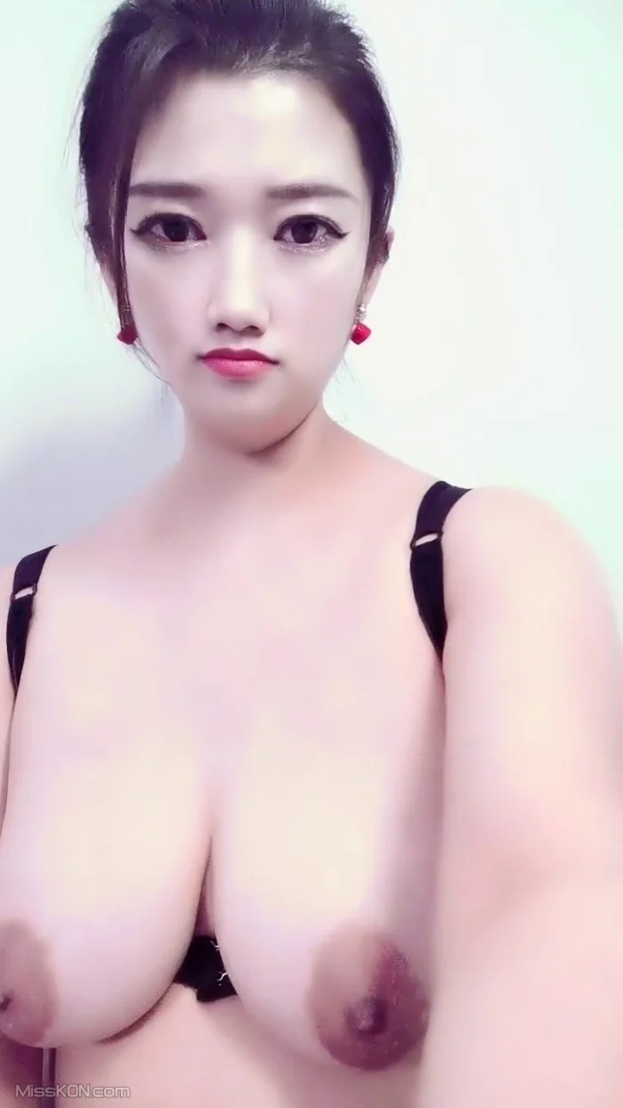 诗诗很大的: 新人巨乳美少女下海 4 诗诗很大的: 新人巨乳美少女下海