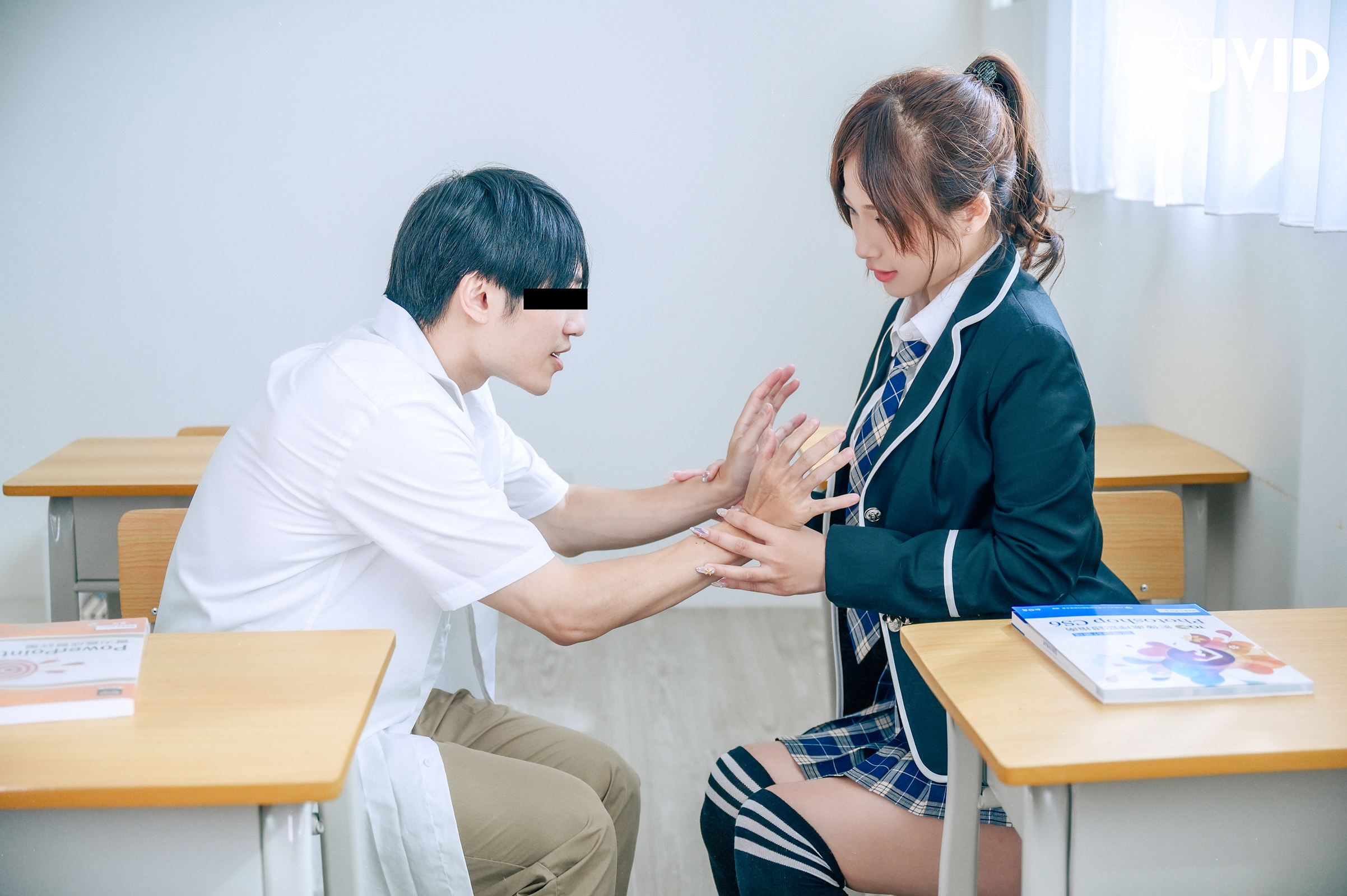 [JVID] 婕咪 Juice – 下课后在教室色色被老师发现