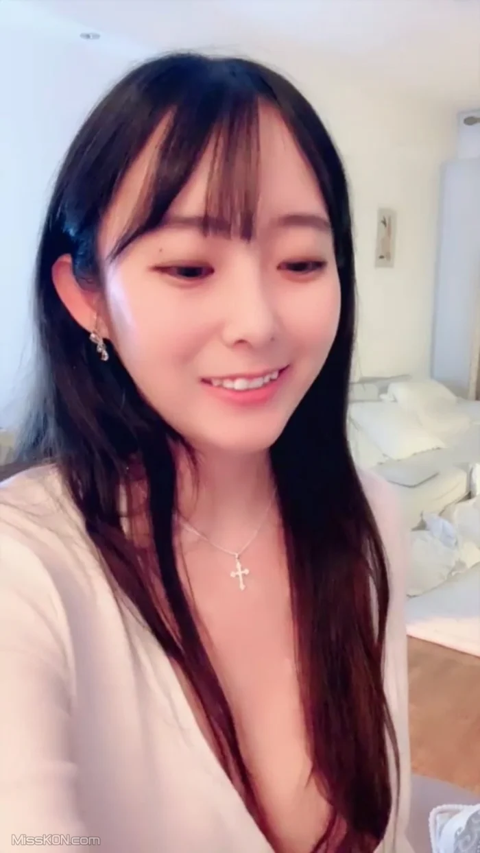 小灵儿： 丰满水嫩女神来袭 超大巨乳裸舞