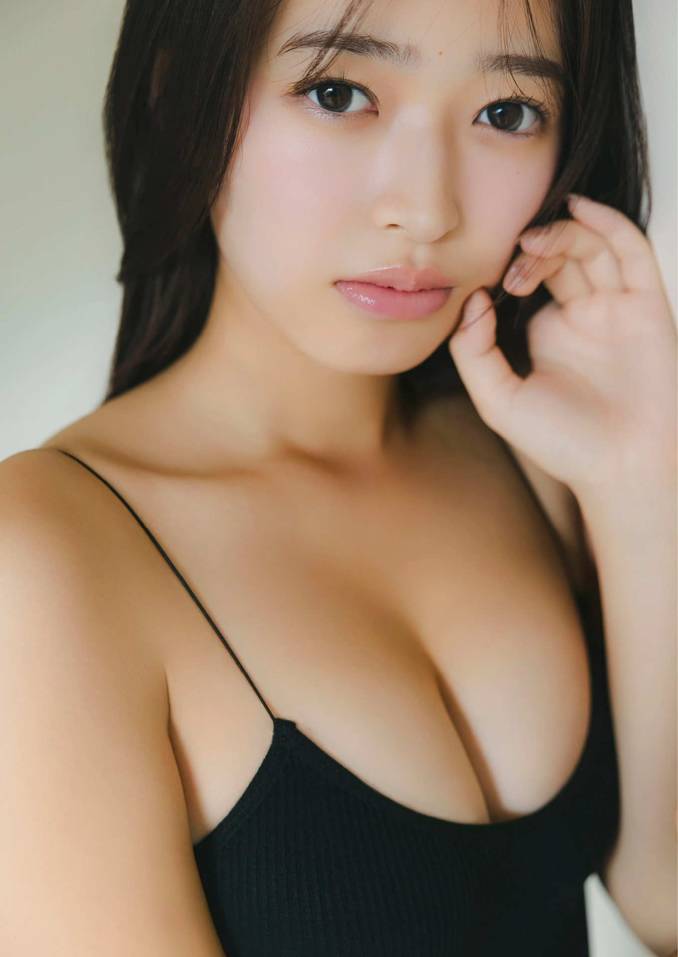 Koharu Kuroe 黒江こはる, 写真集 「キラキラ輝く瞳」