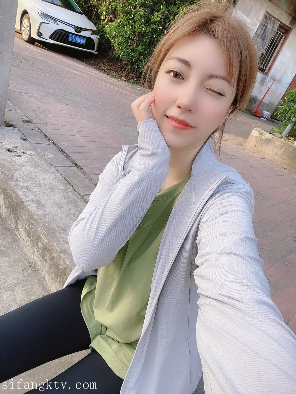 酒月： 极品巨乳 人前露出私拍
