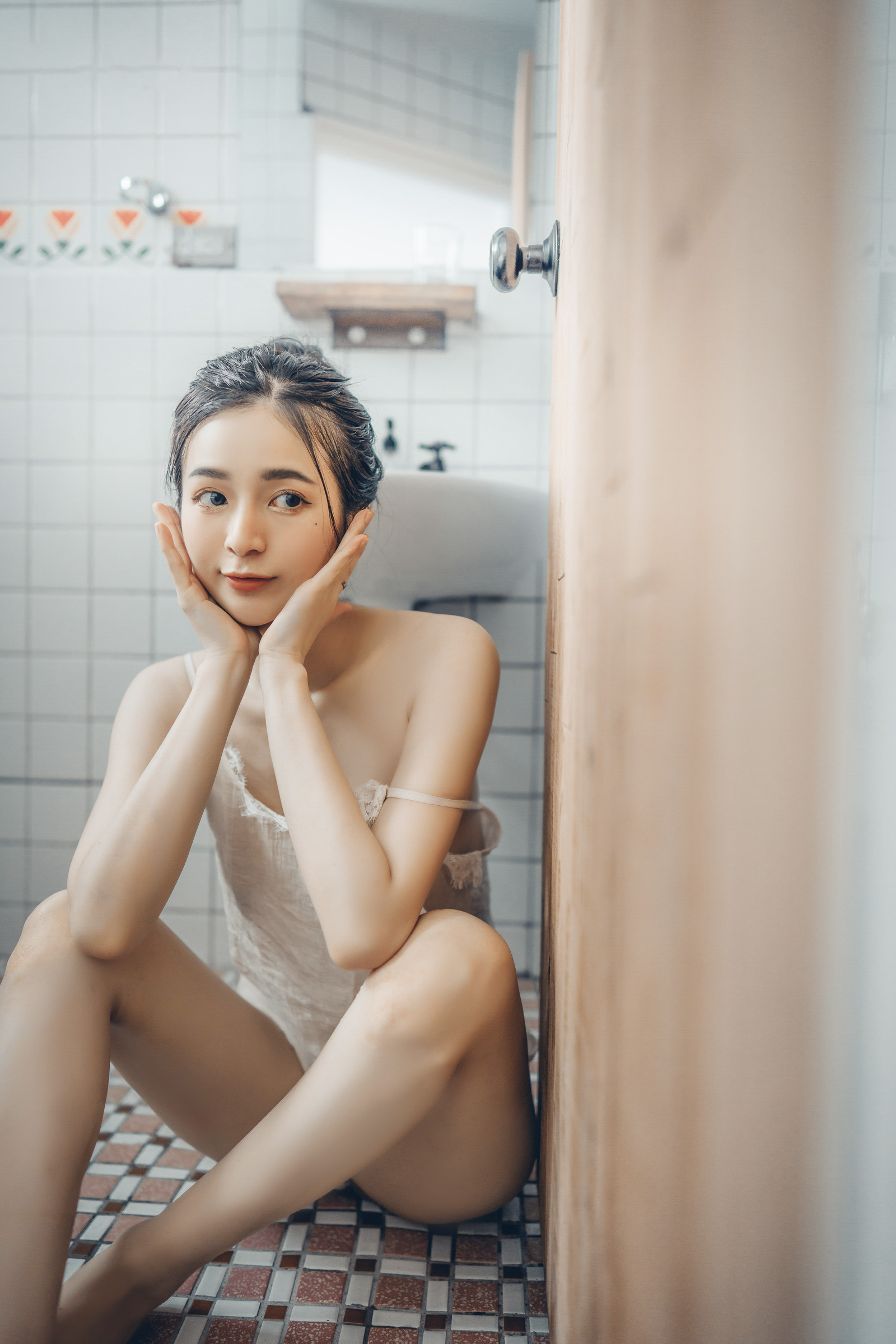 [JVID] 辰辰 – 终于约到女神泡汤-浴巾一直掉-最后不穿了直接拍