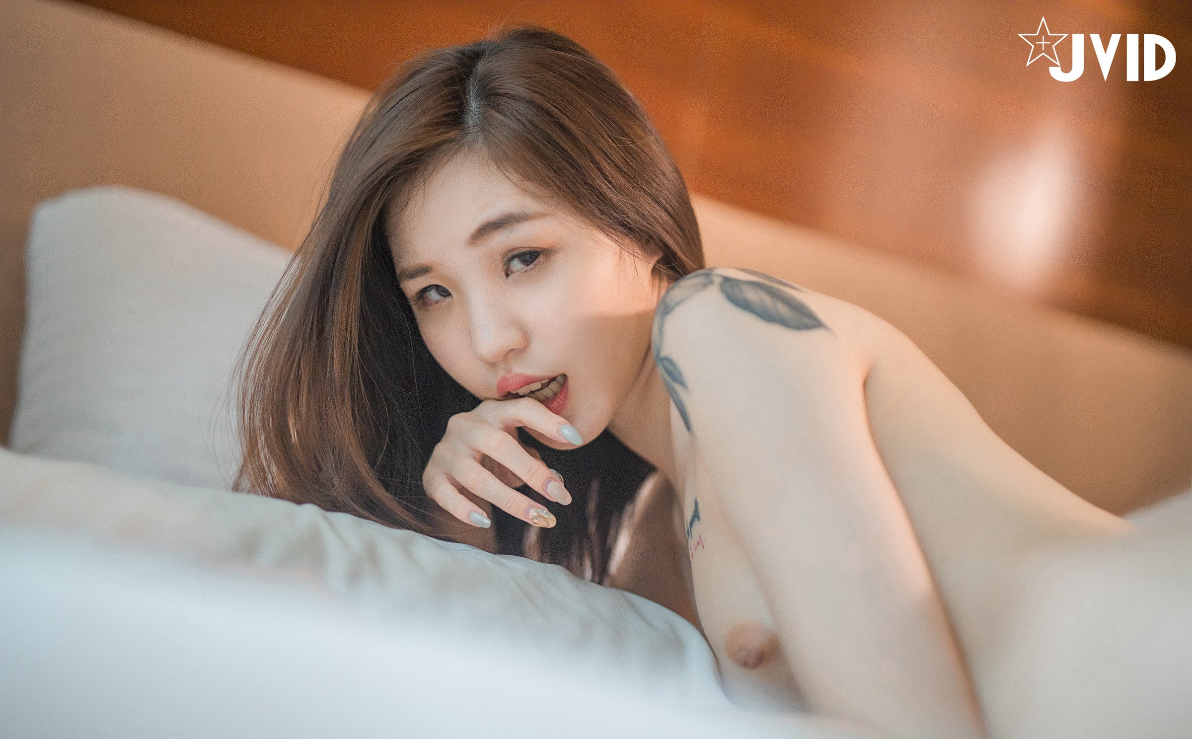 [JVID] Catlin – 高校初恋女生-运动后Sex-約打籃球-卻被好友偷約去旅館