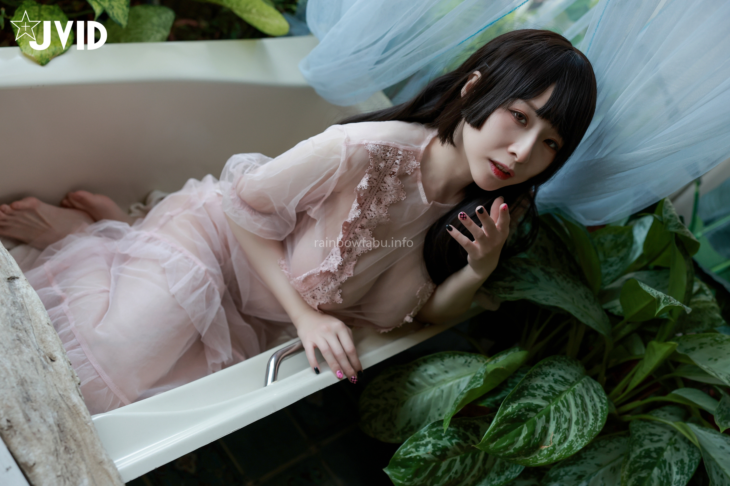 [JVID] 黎菲兒 – 菲兒在花叢中蹦出誘人巨乳彈出渾圓翹臀。極限邊緣的挑逗