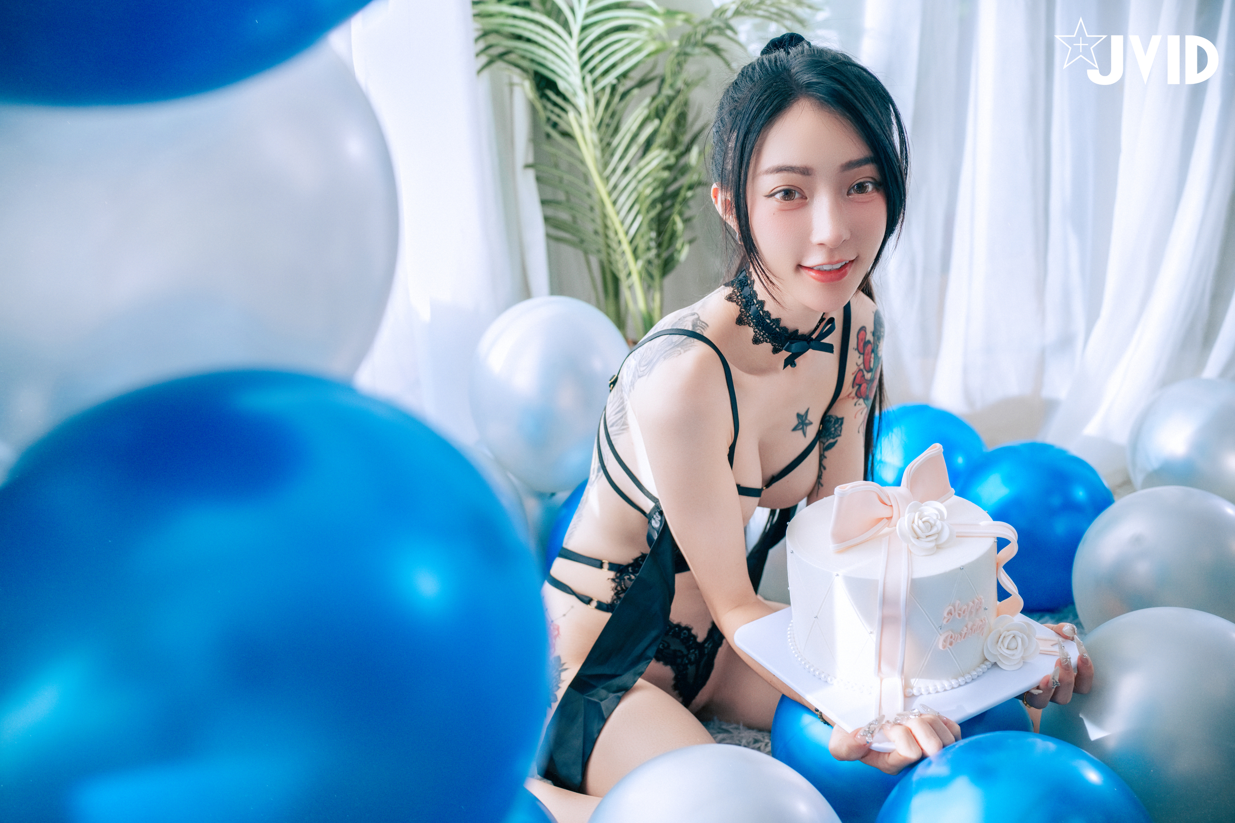 [JVID] 飄飄哥 – 【最狂尺度生日特輯／極細丁無膚膠】色色の裸體生日趴－飄飄慶生被脫光光塗抹奶油超細線丁無膚膠擠出誘人駱駝蹄屁股翹高背後位視角超色慾超誘人裸體奶油慶生影片熱映中