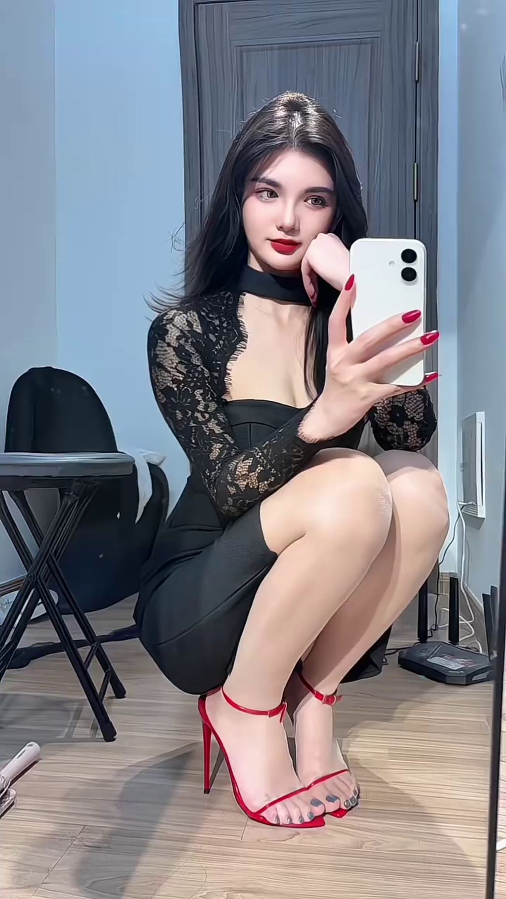 余莎莎： 抖音超美御姐女神 全尺度 道具秀