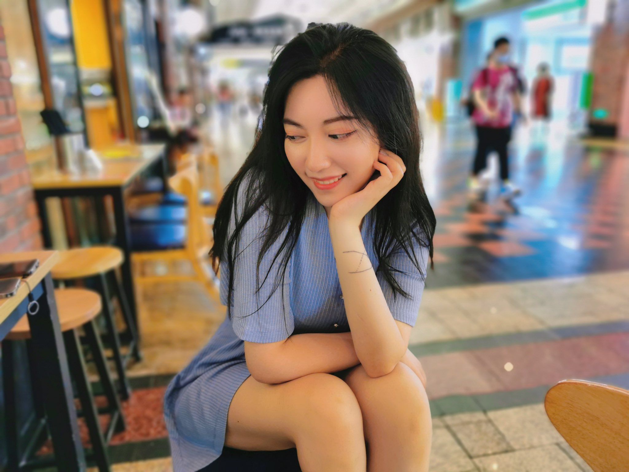 酒月： 极品巨乳 人前露出私拍