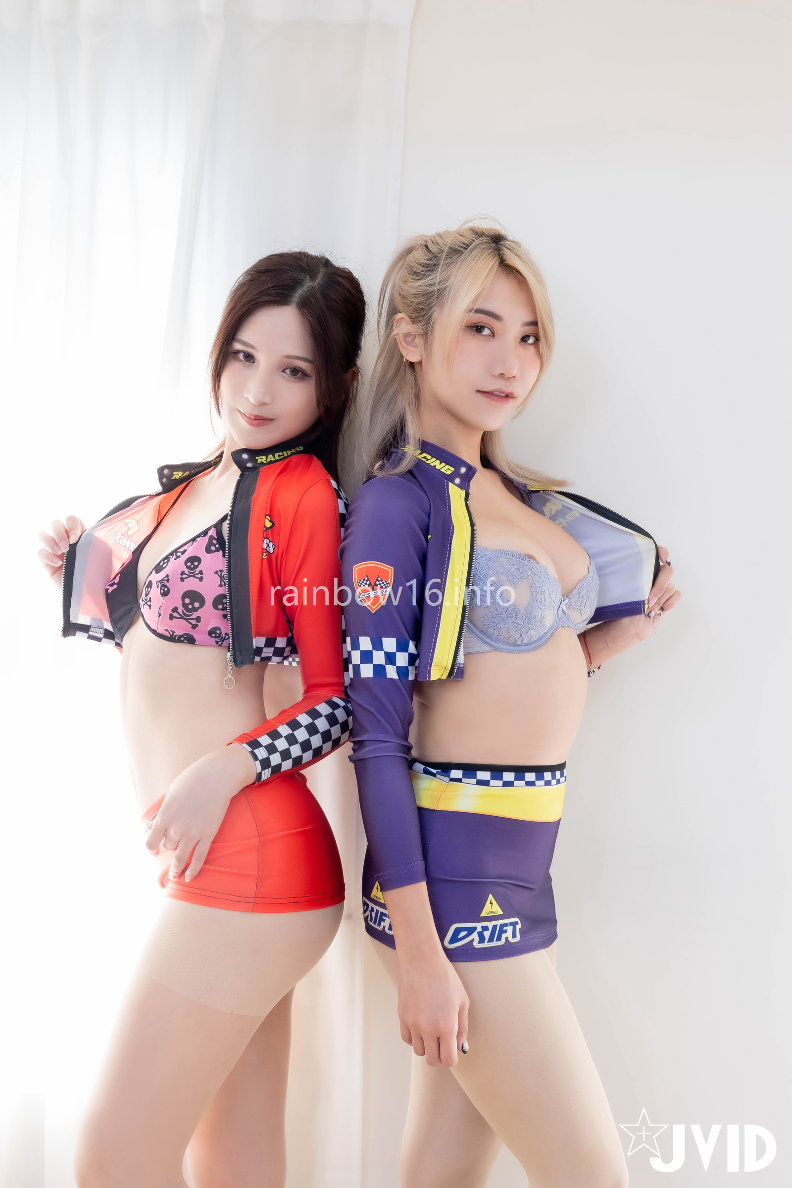 [JVID] 伊芙蝶 & Ash艾希 – 【四點全露】首次合體珍藏❤ 賽車女郎油亮絲襪美腳蕾絲邊誘惑