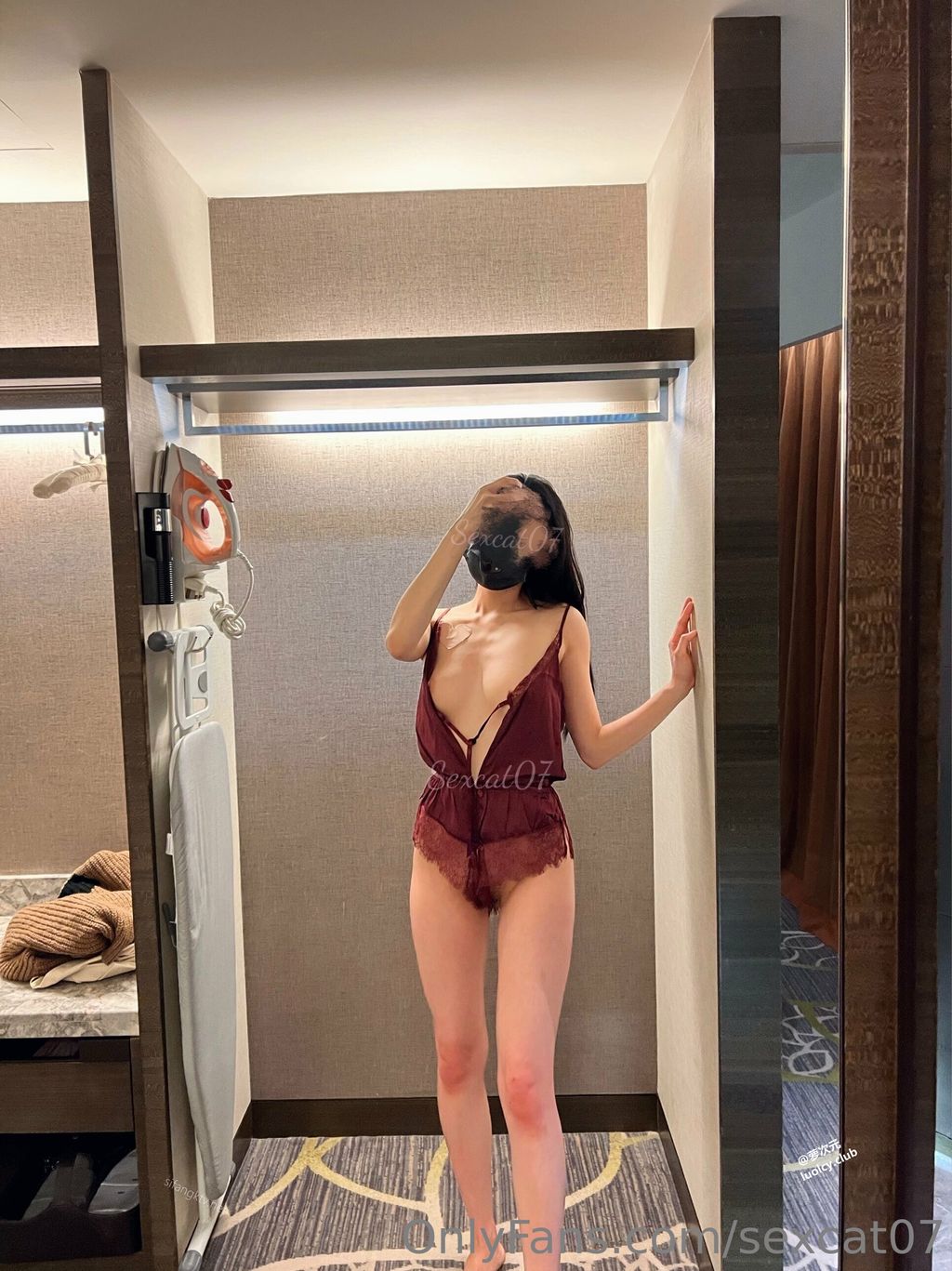 [OtherXXX] Sexcat(性感的猫)： OF究极绿帽骚妻 健身室大乱交混战