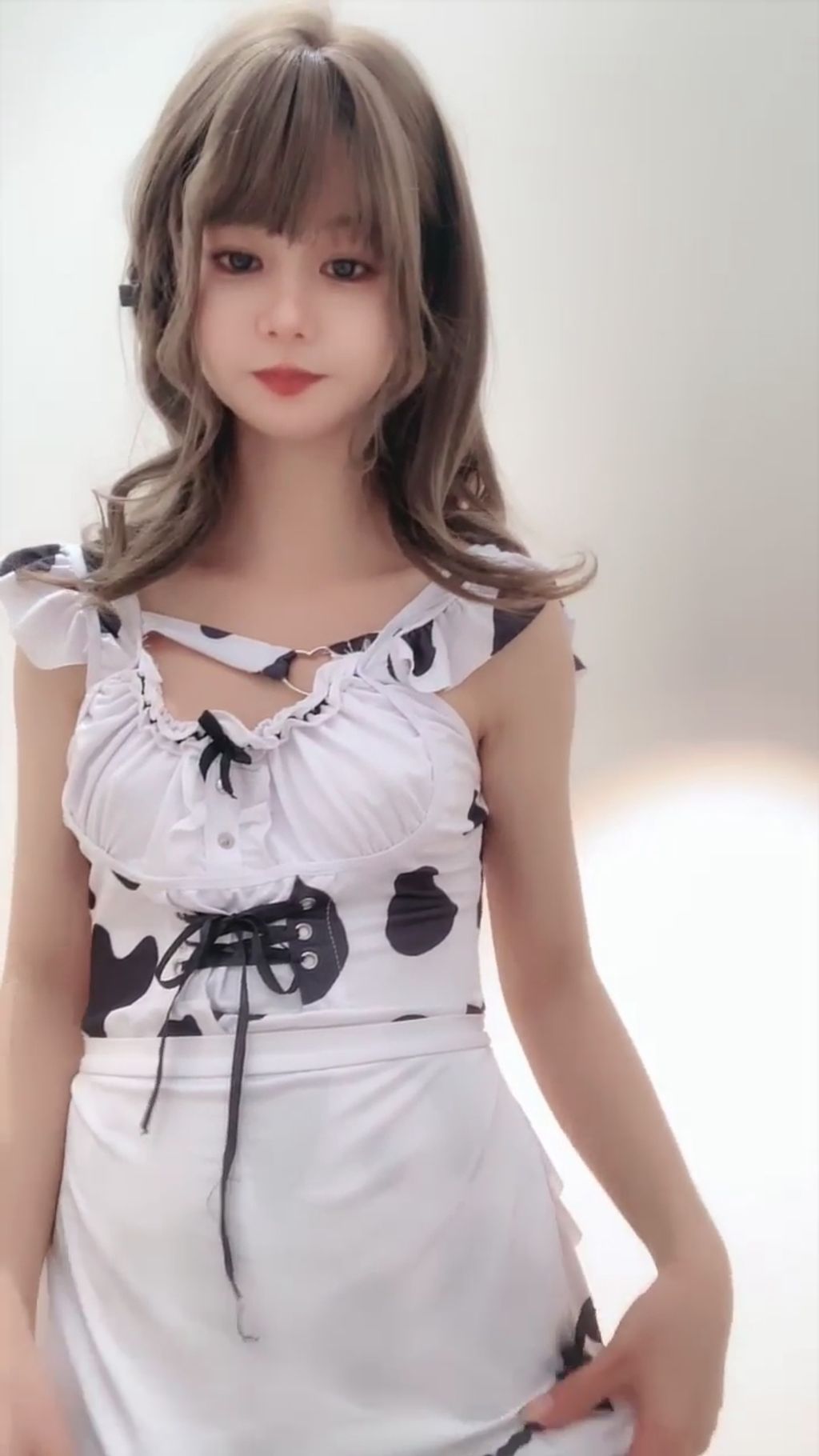 立定猫咪： 新晋女神裸舞 颜值一流 收费房道具秀