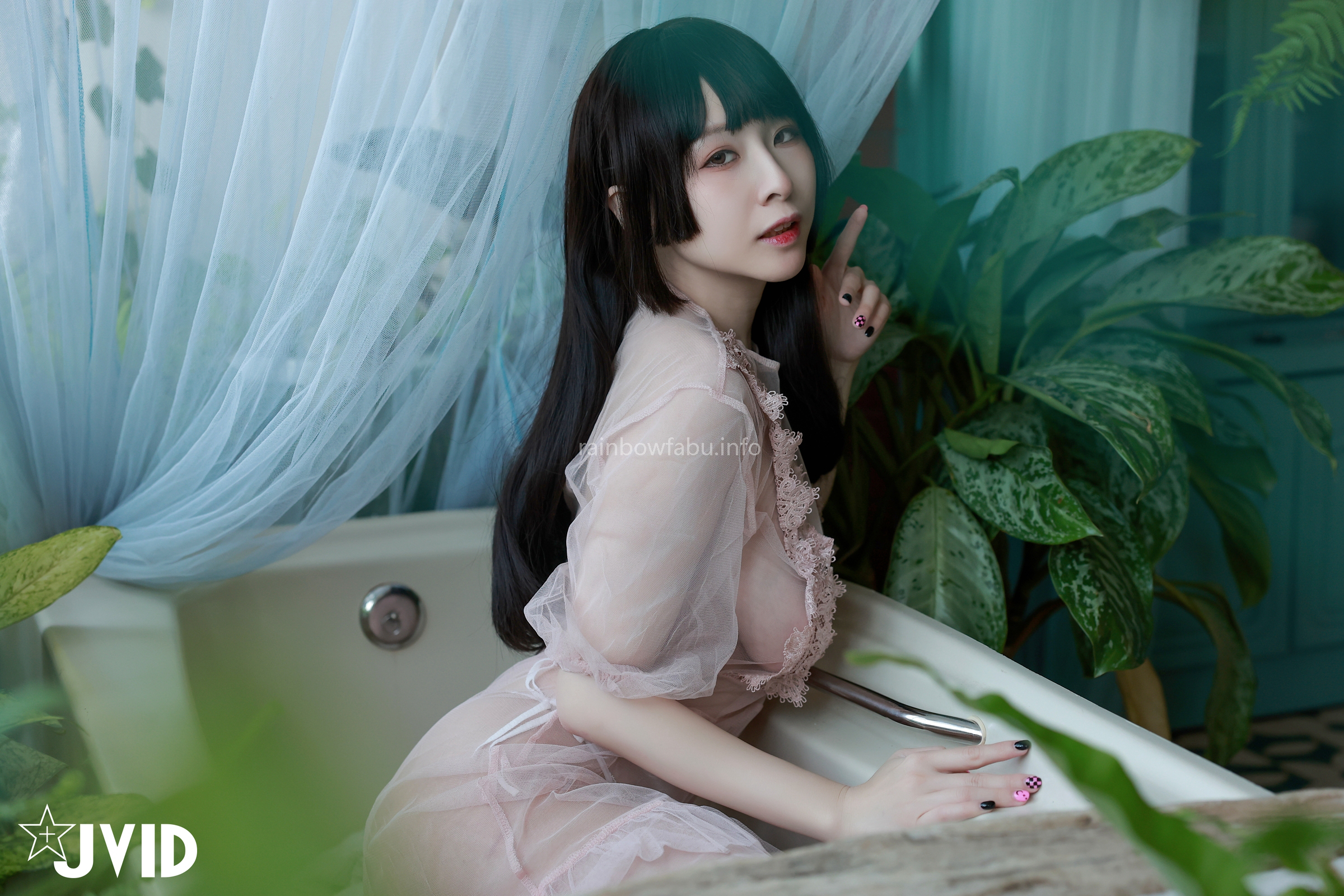 [JVID] 黎菲兒 – 菲兒在花叢中蹦出誘人巨乳彈出渾圓翹臀。極限邊緣的挑逗