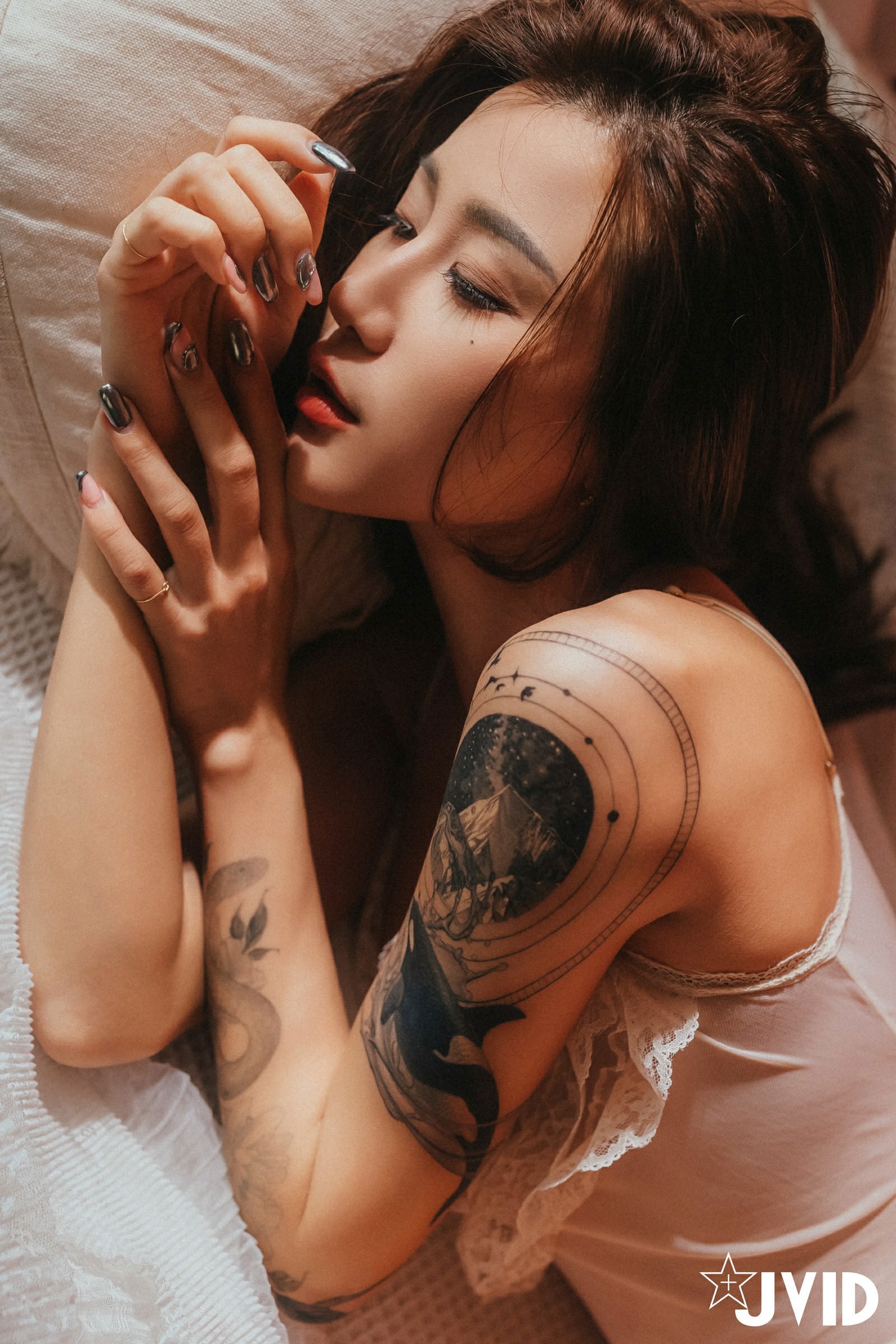 [JVID] Lara 雙囍 – 獨留的時光 與雙囍纏綿在浪漫花房的情緒與身體交流