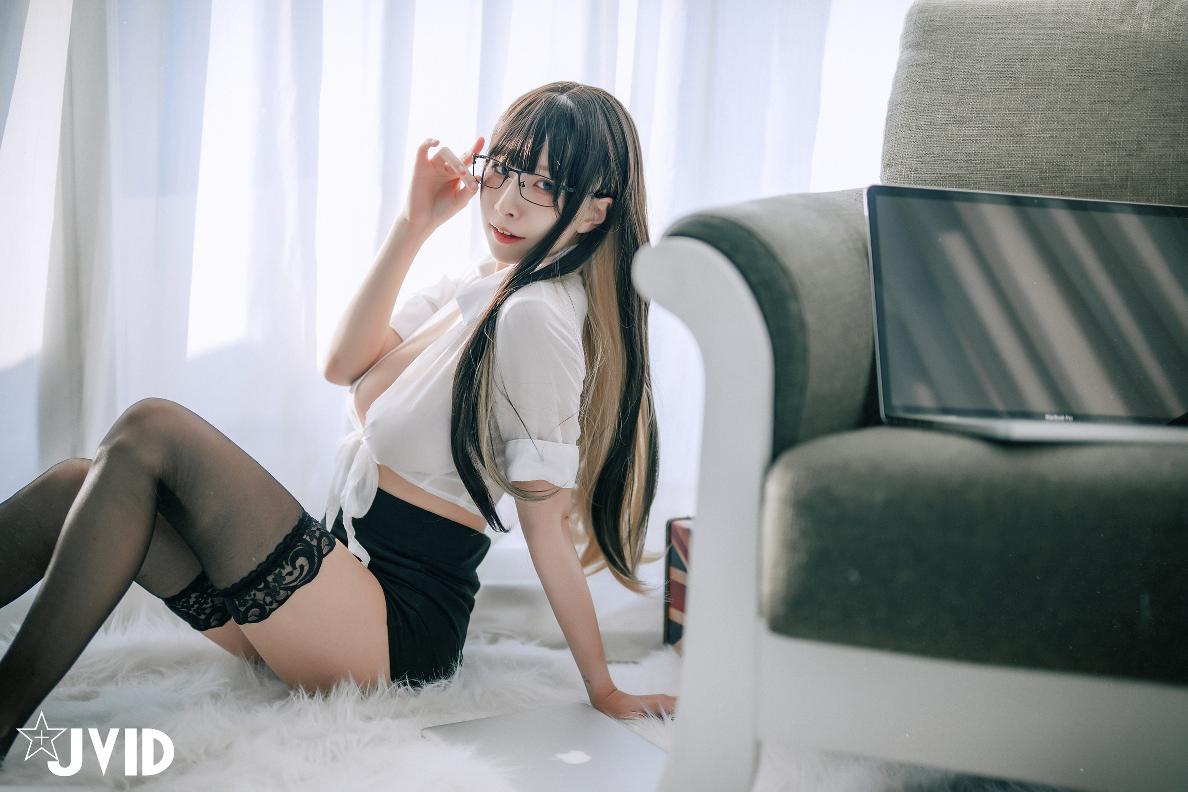[JVID] 黎菲儿 – 超完美巨乳-色色的女同事加班时の脱衣诱惑