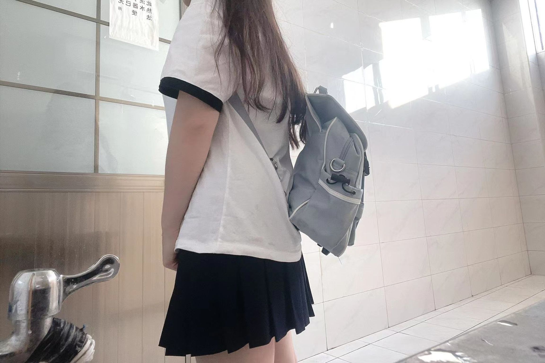 小坦克型女大学： 户外露出 漂亮学生妹私下极度反差 性瘾小母狗