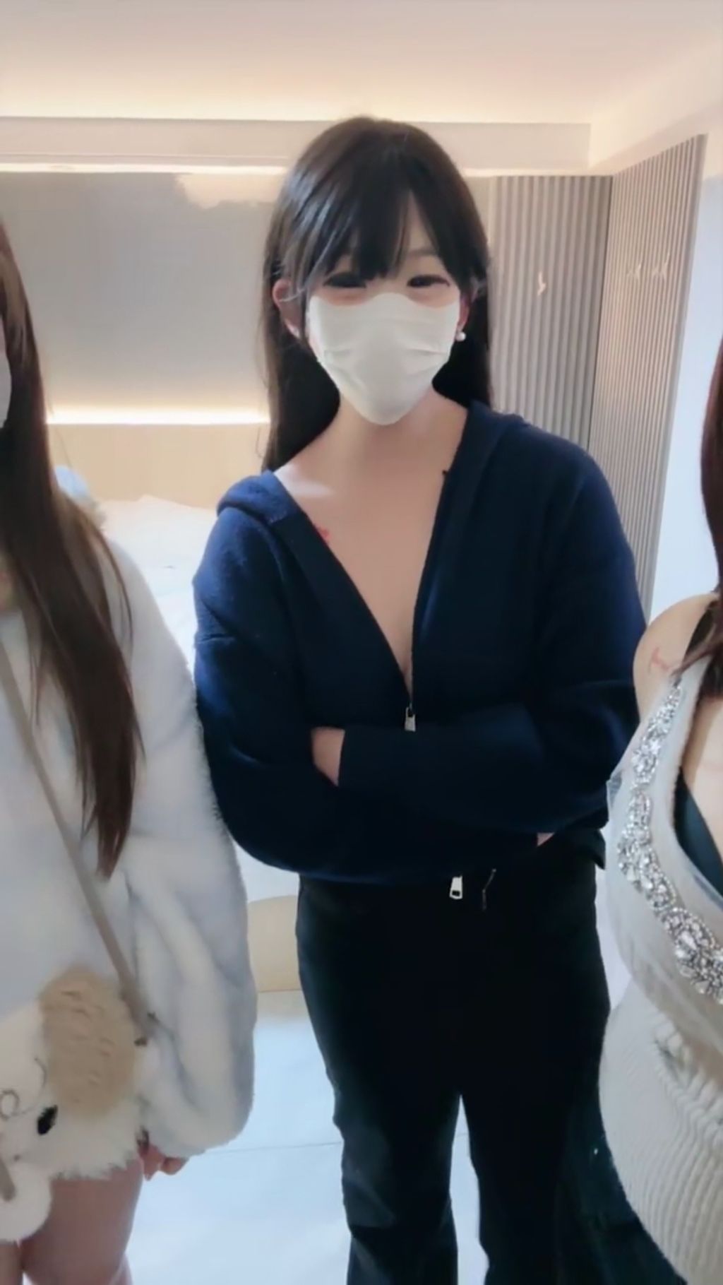 闺蜜至上： 四姐妹团播 裸舞诱惑 全尺度展示 详细讲解