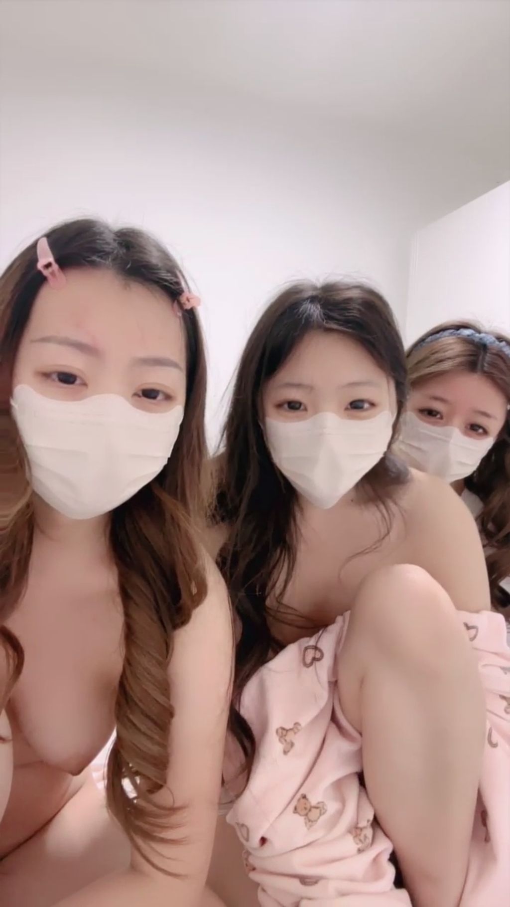 闺蜜至上: 三个大学生裸舞 青春无敌 13 闺蜜至上: 三个大学生裸舞 青春无敌