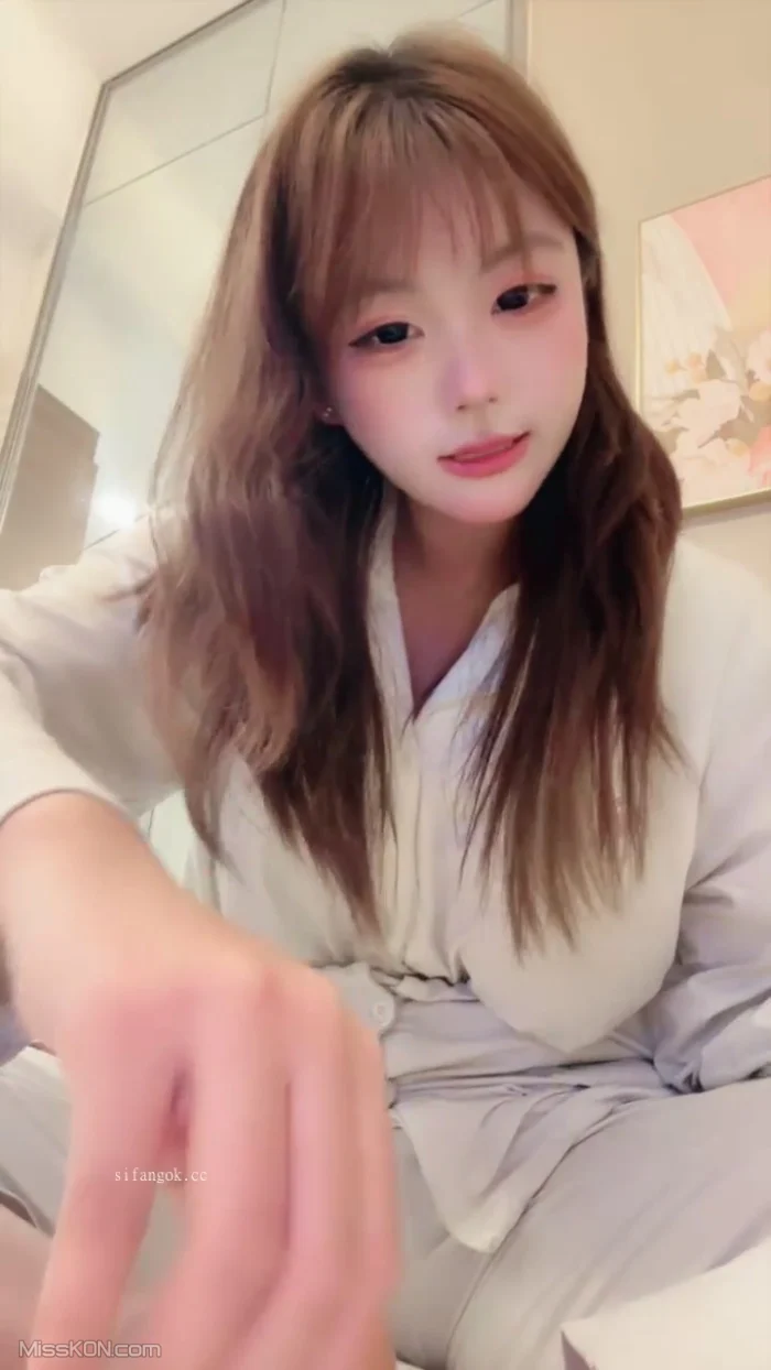 西不西： 顶级校花 舌吻吃鸡