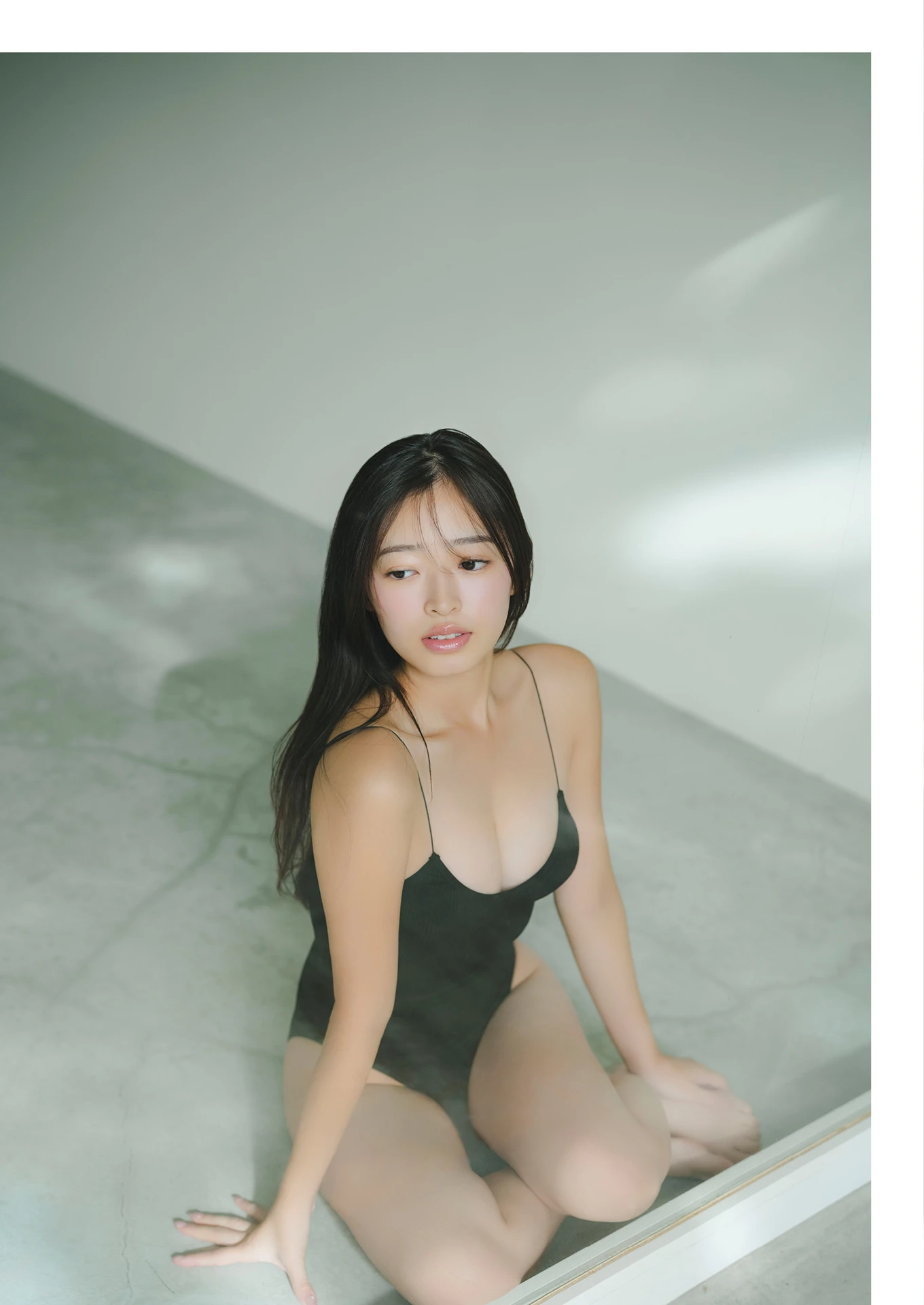 Koharu Kuroe 黒江こはる, 写真集 「キラキラ輝く瞳」