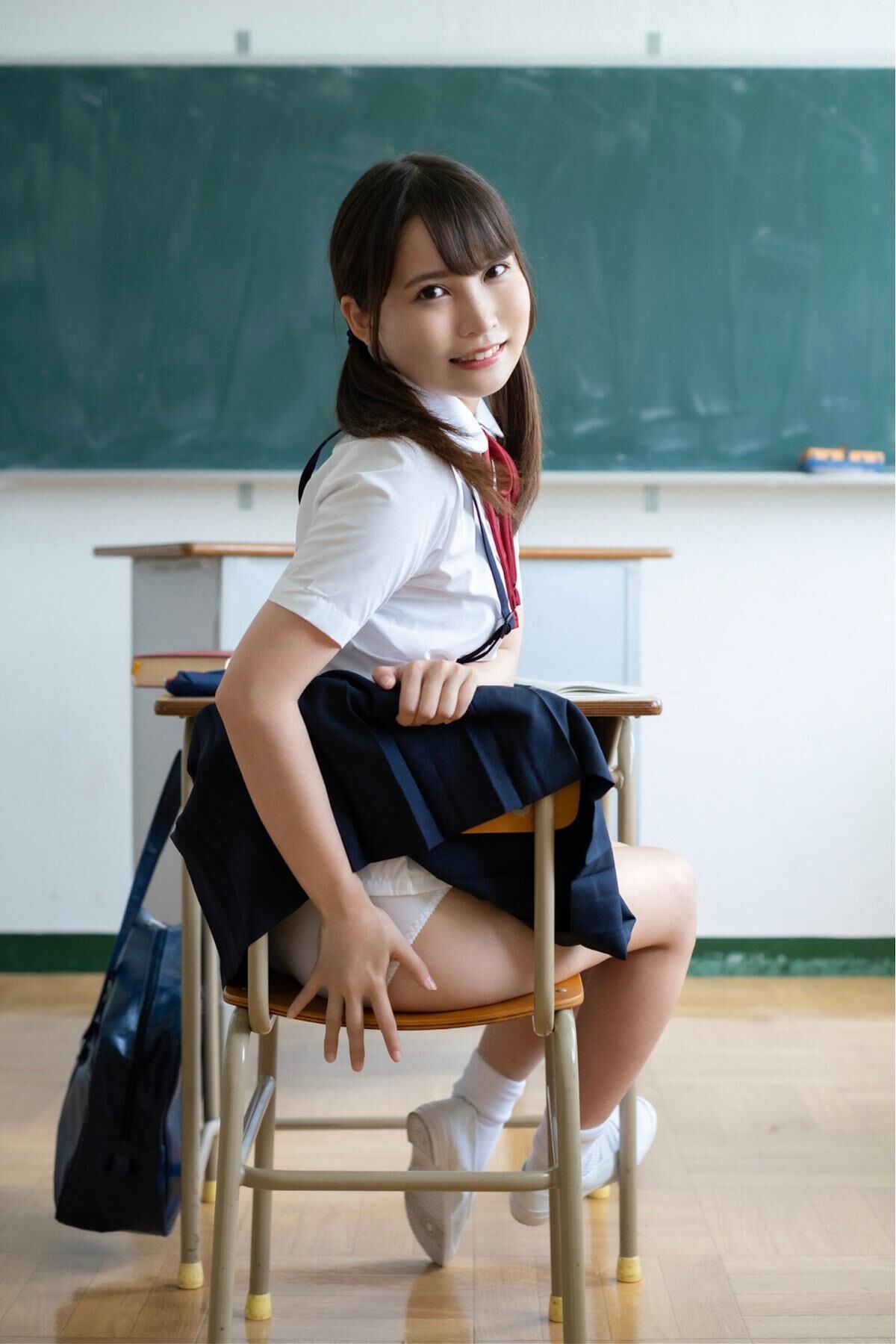PANCHIRA - 全編制服パンチラ写真集 02