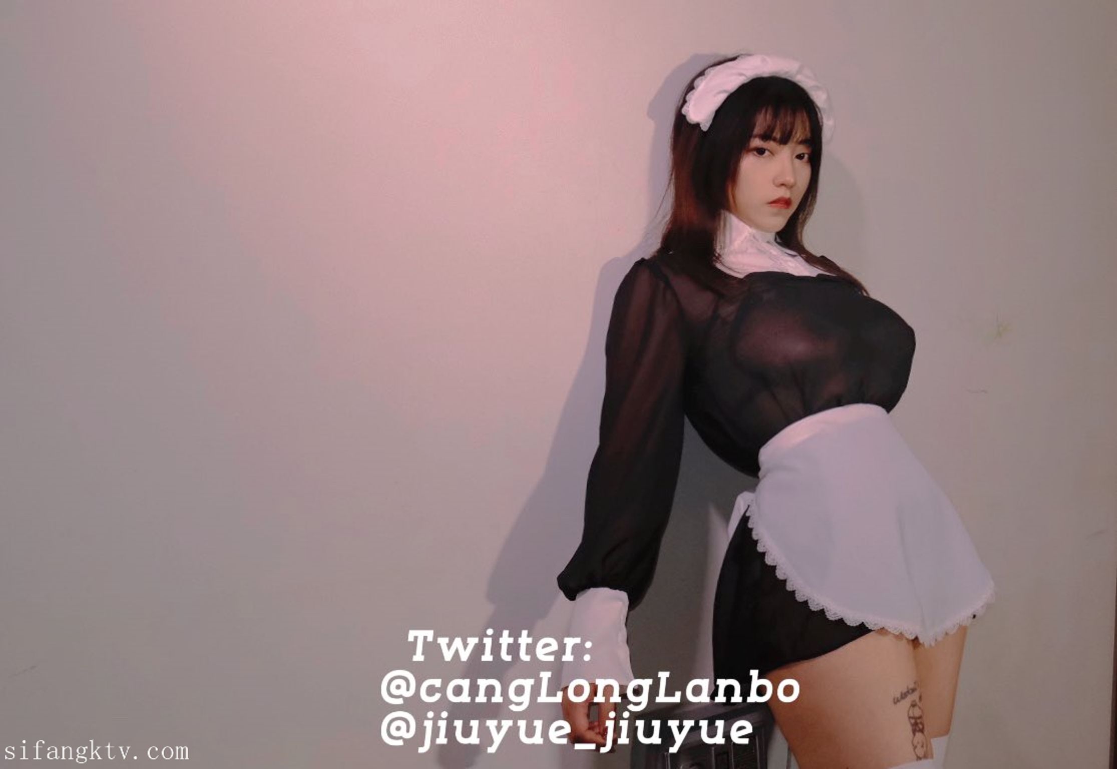酒月： 极品巨乳 人前露出私拍