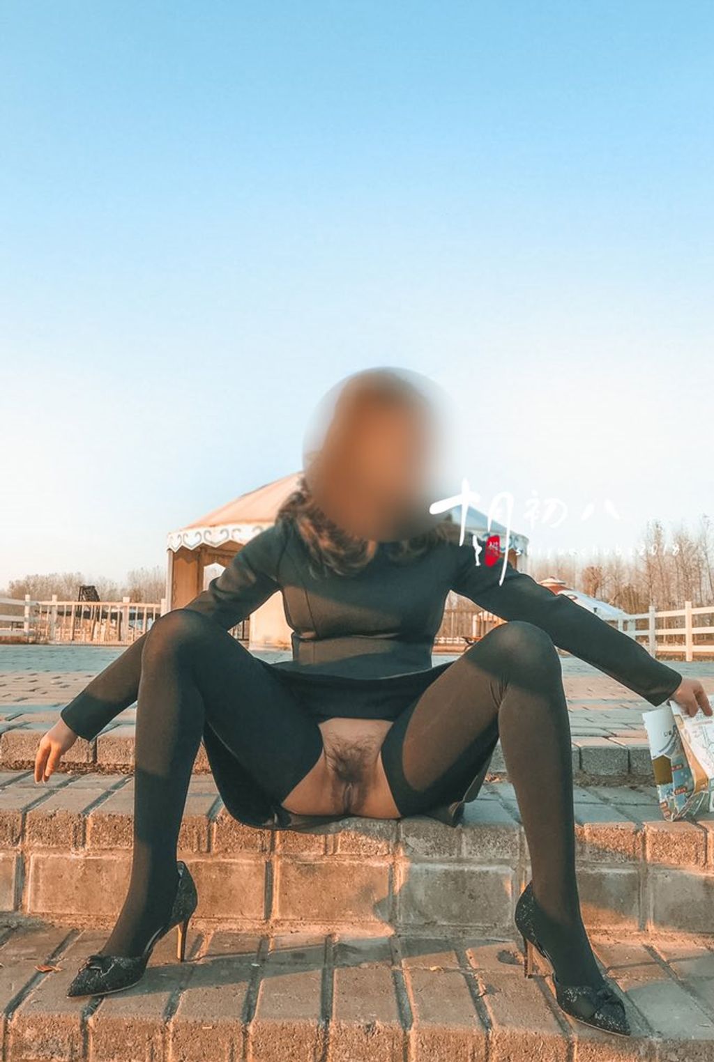 十月初八： 人前露出私拍合集