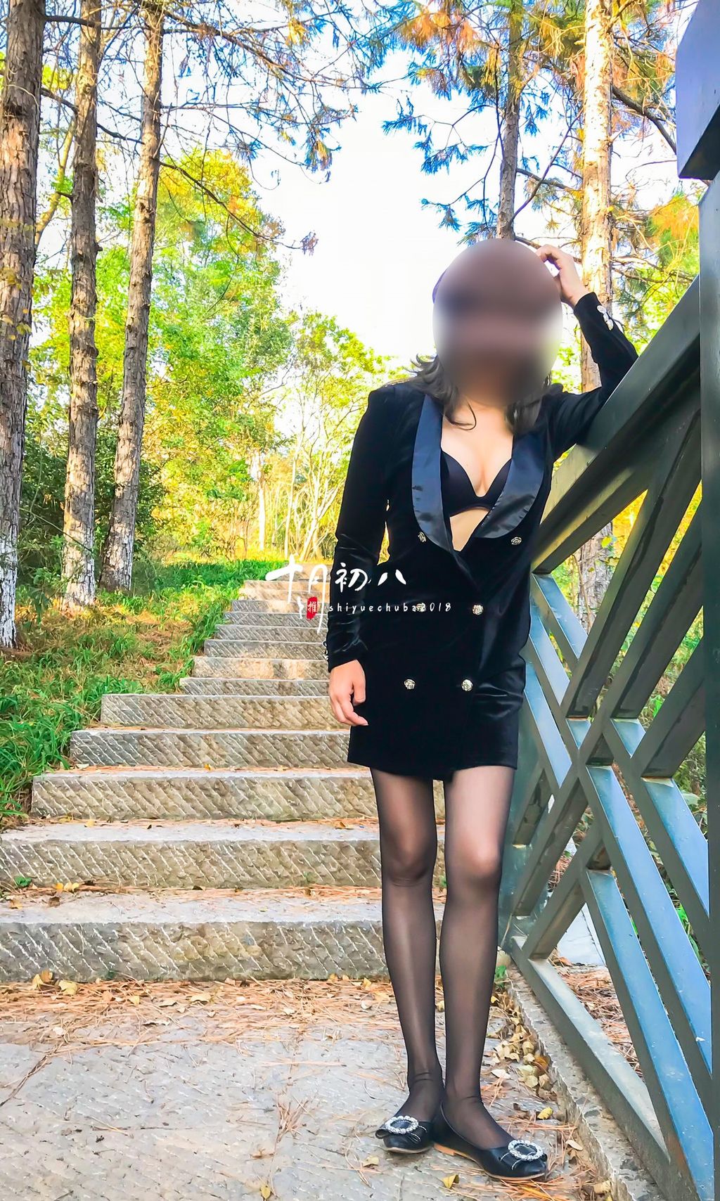 十月初八： 人前露出私拍合集