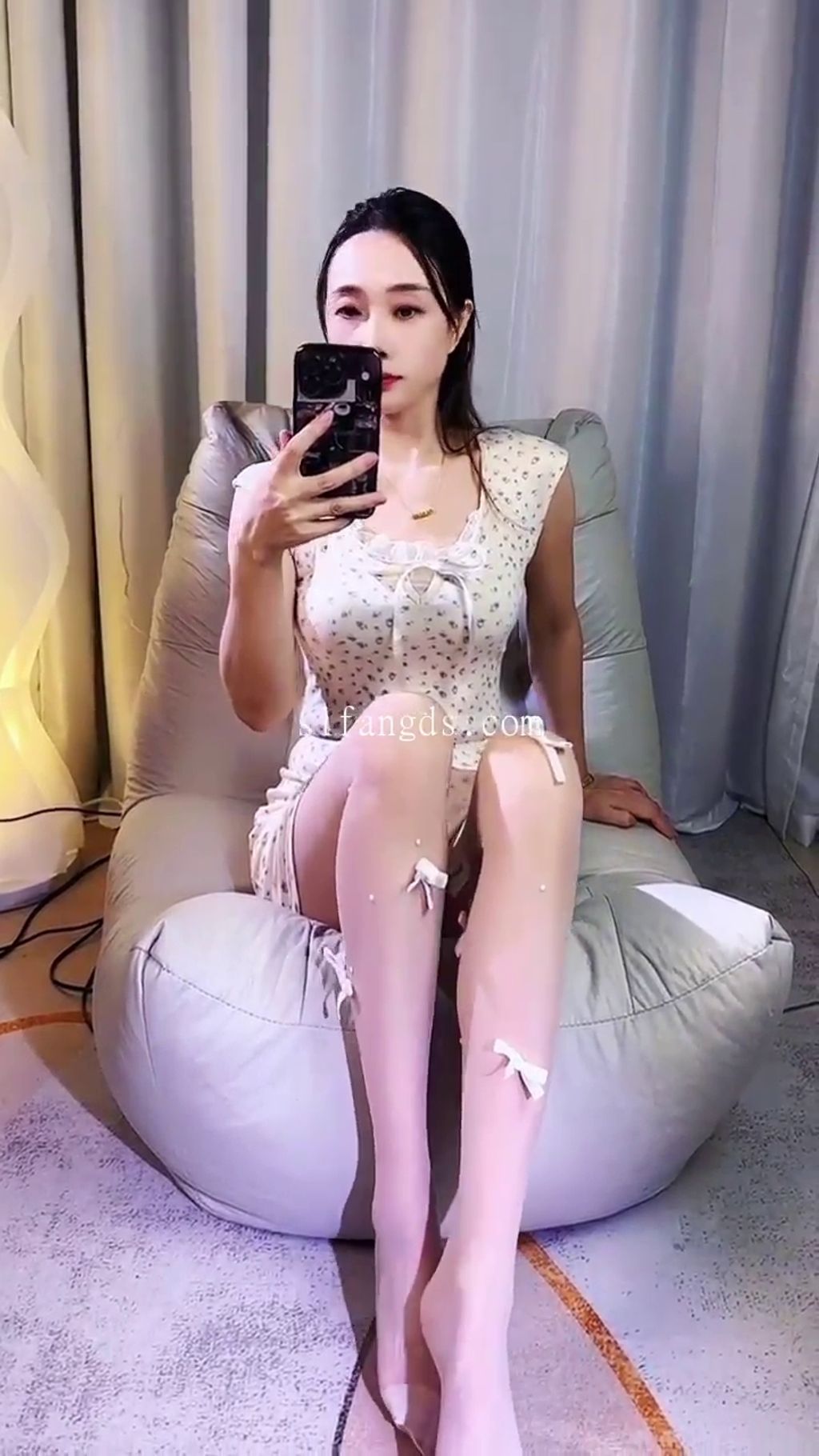 依依姐儿: 快手丝袜熟女主播 丝袜无内高跟 17 依依姐儿: 快手丝袜熟女主播 丝袜无内高跟